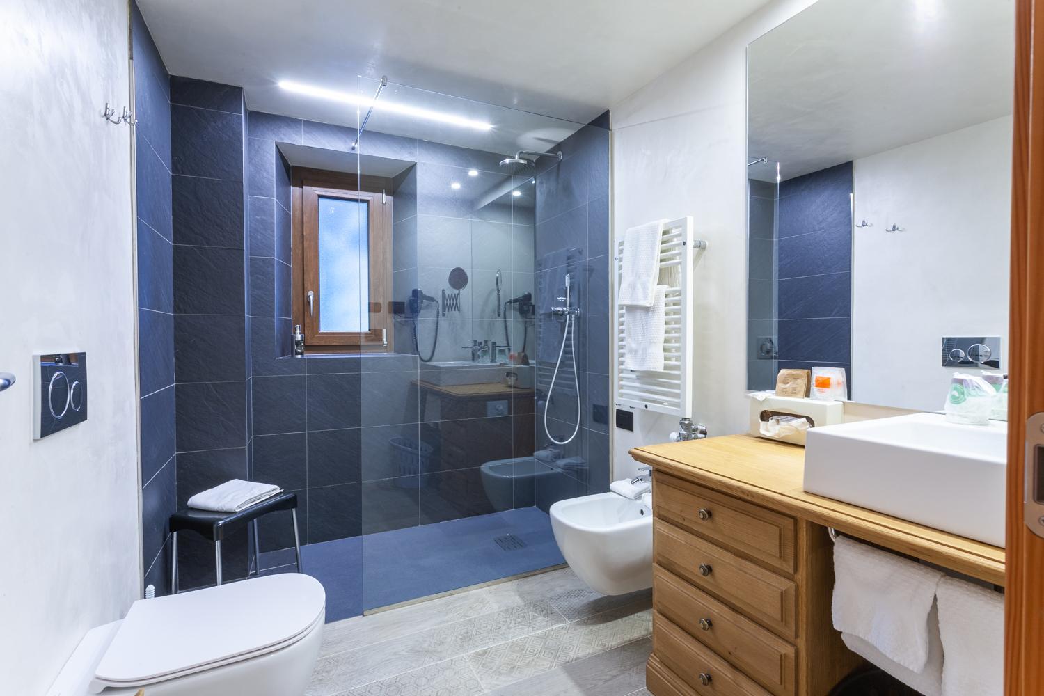 Standard Double or Twin Room - Photo 6