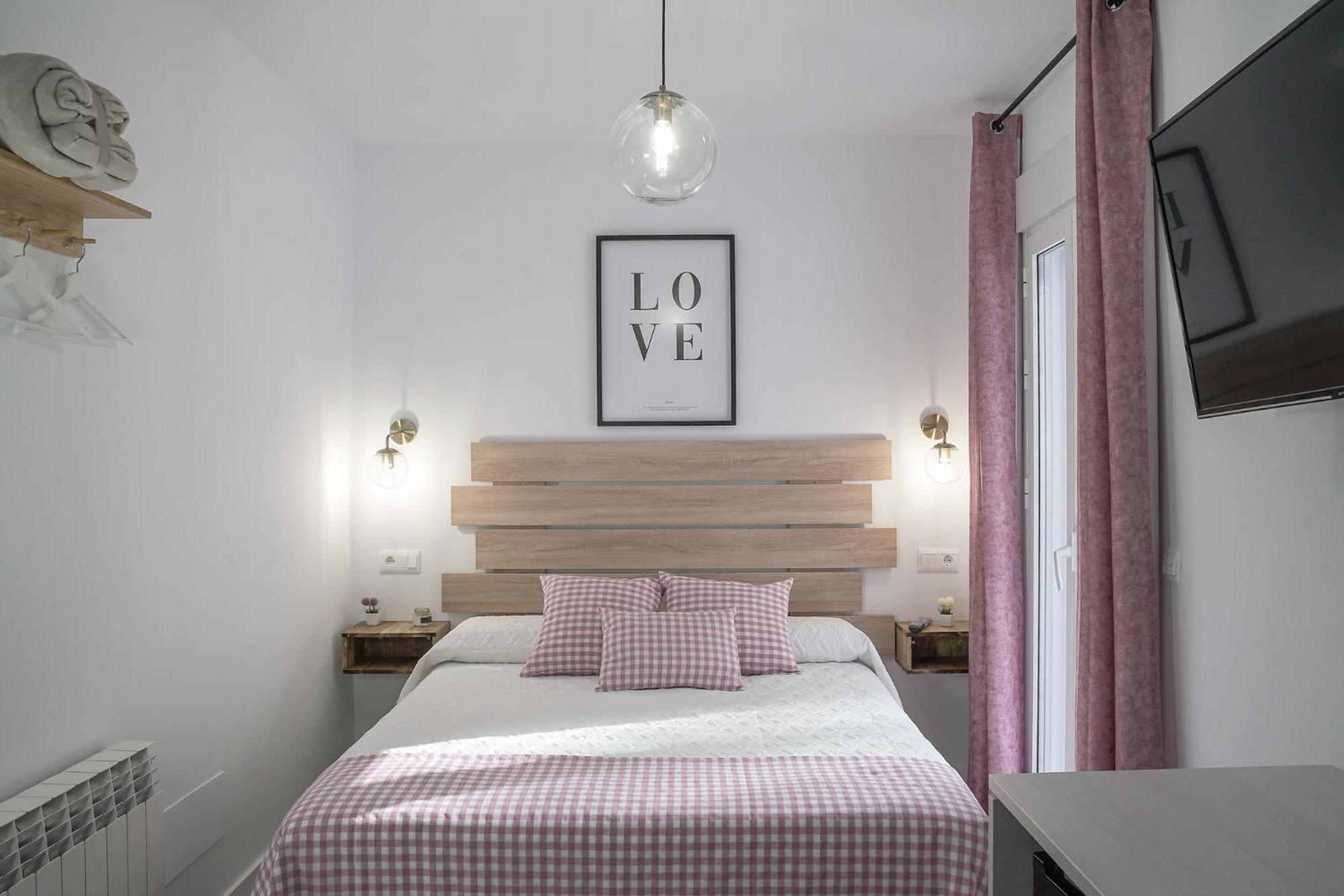 Deluxe Double Room with Shower - Photo 6