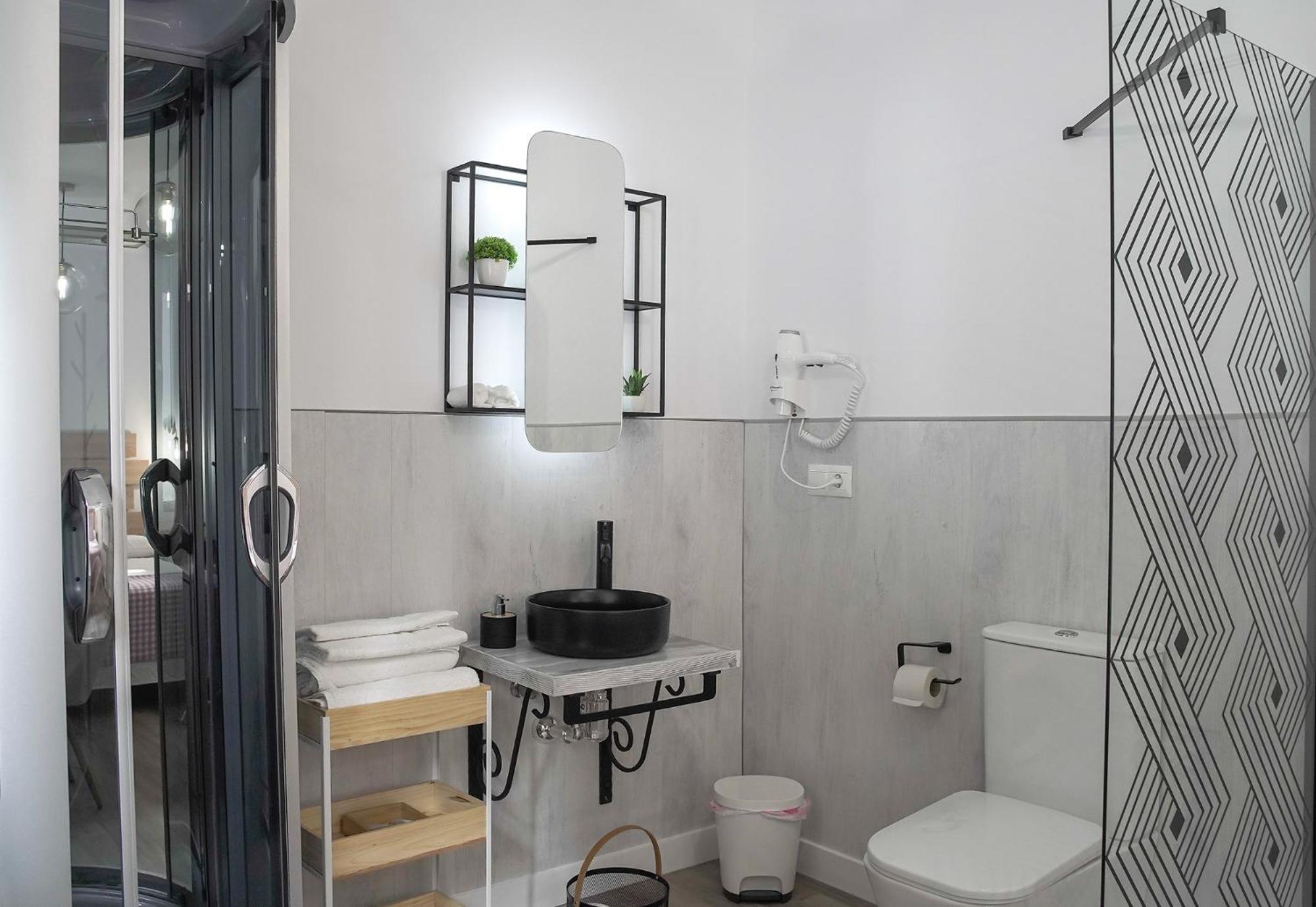 Deluxe Double Room with Shower - Photo 9