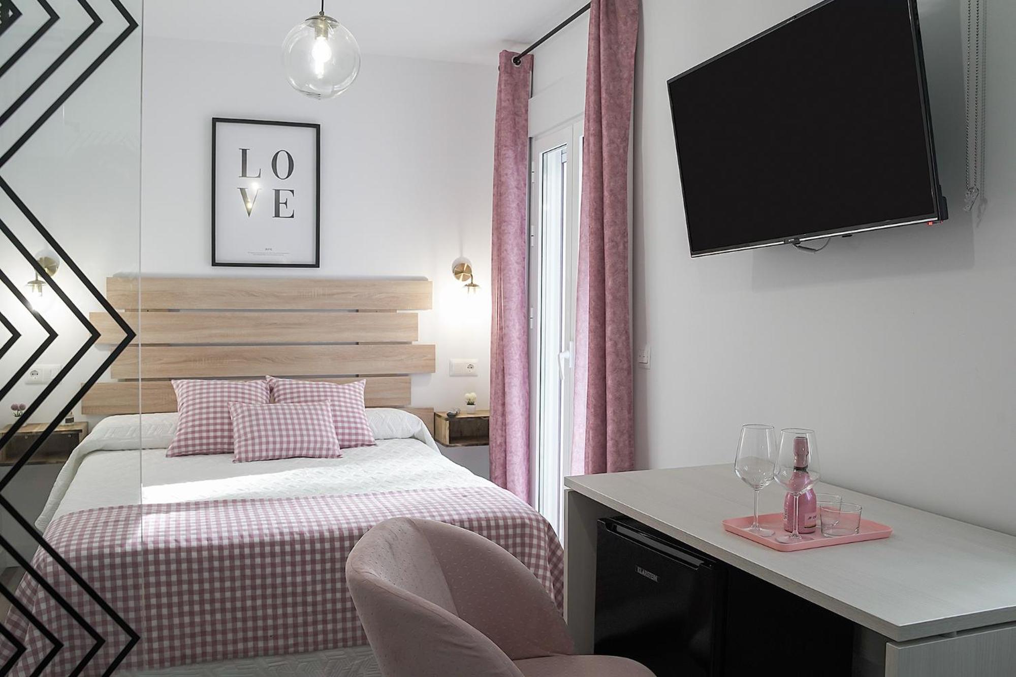Deluxe Double Room with Shower - Photo 1