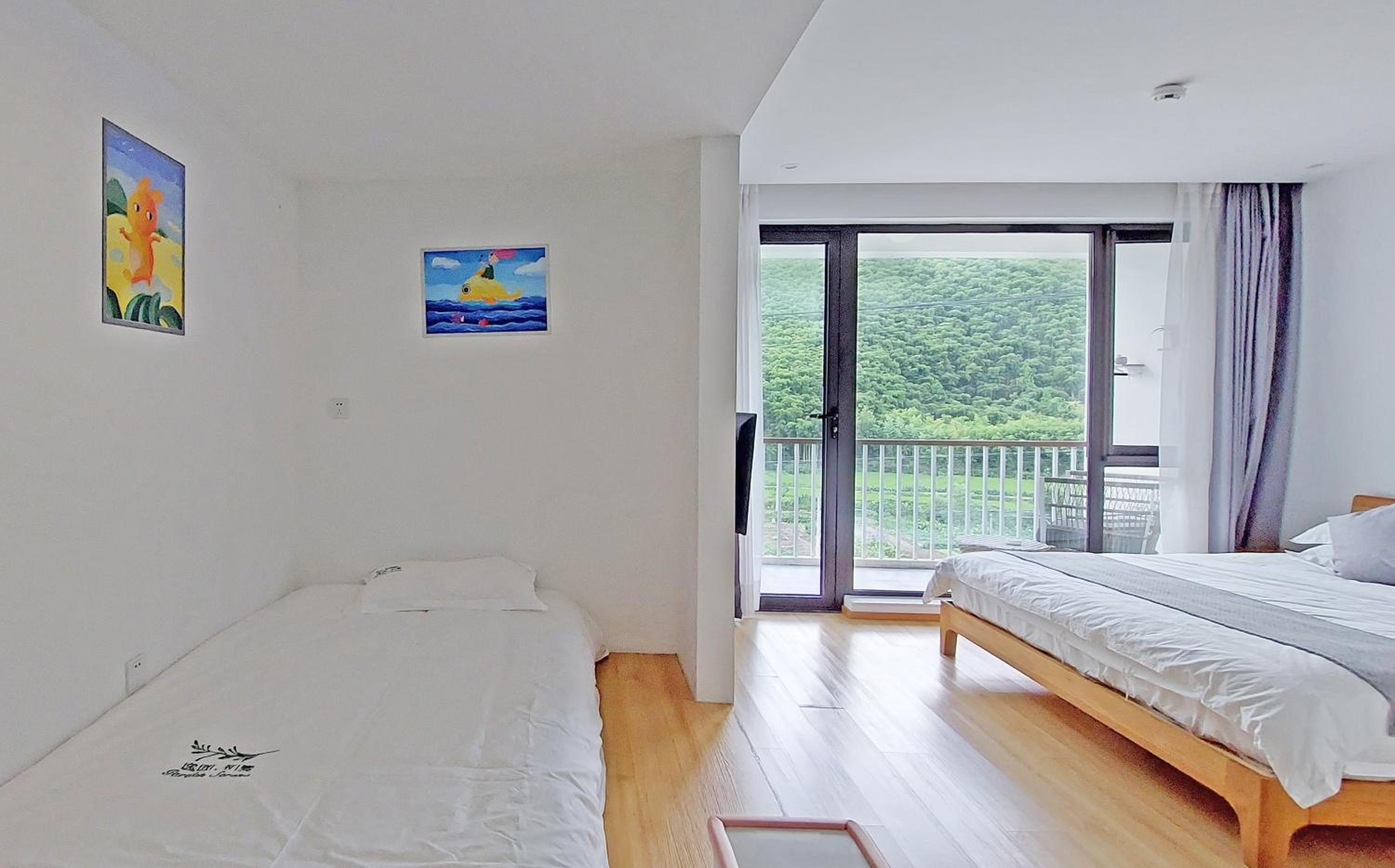 Family Room With Balcony photo 3