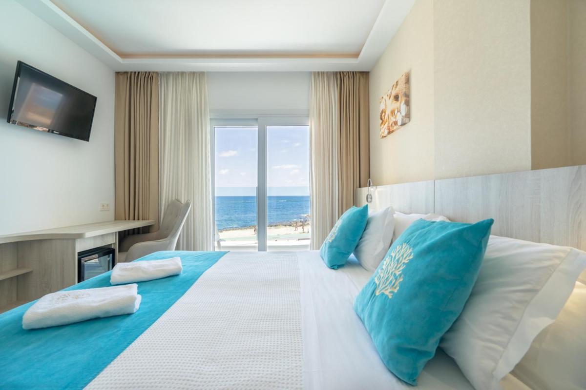 Double Room with Sea View - Photo 3
