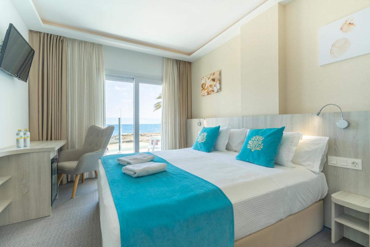 Double Room with Sea View - Photo 1
