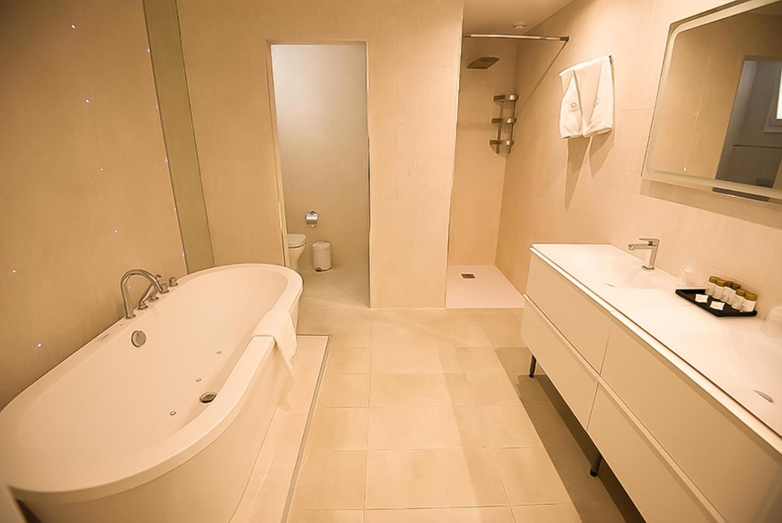 Deluxe Double Room with Sea View - Photo 6