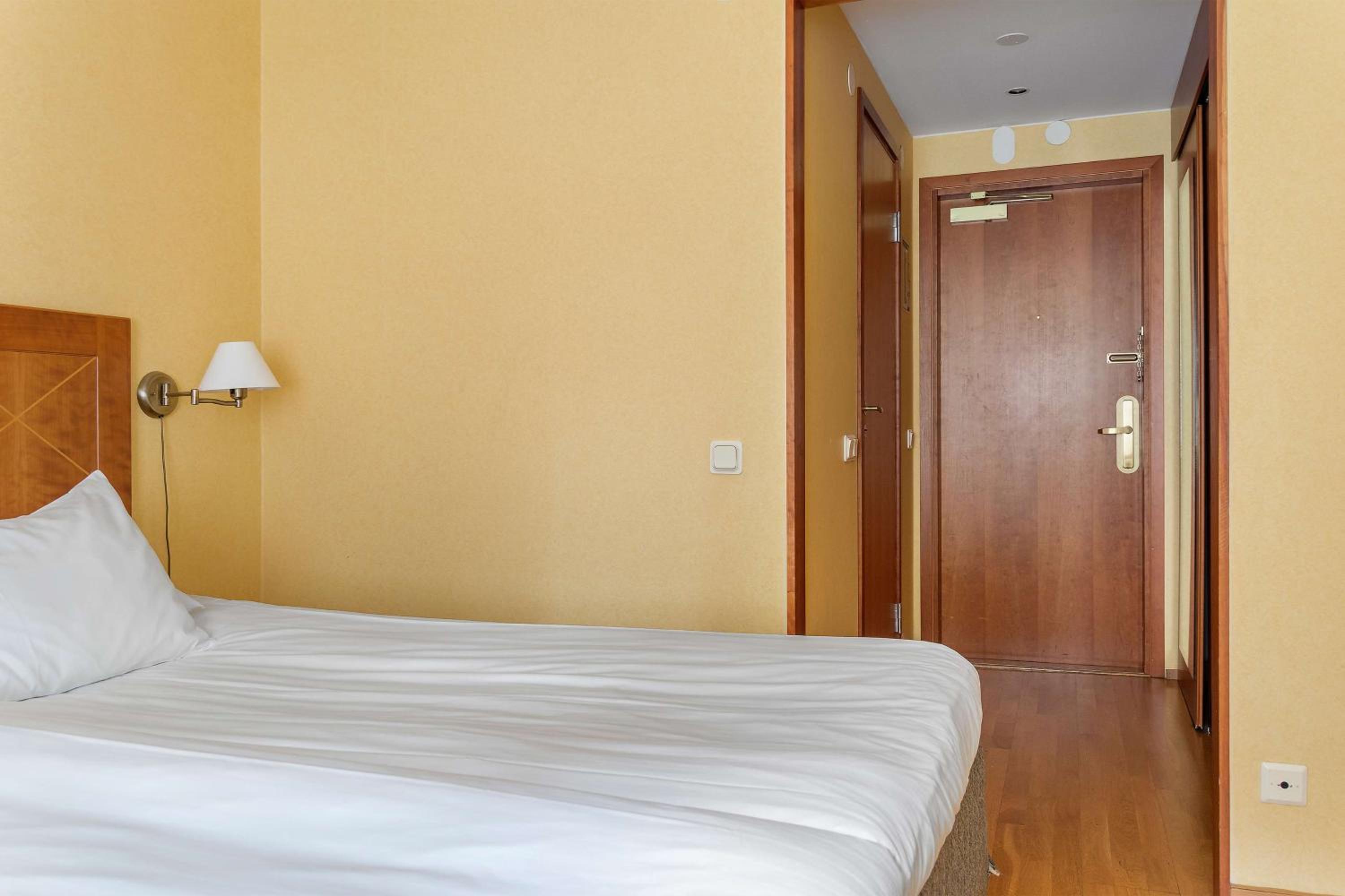 Standard Queen Room - Non-Smoking - Photo 3