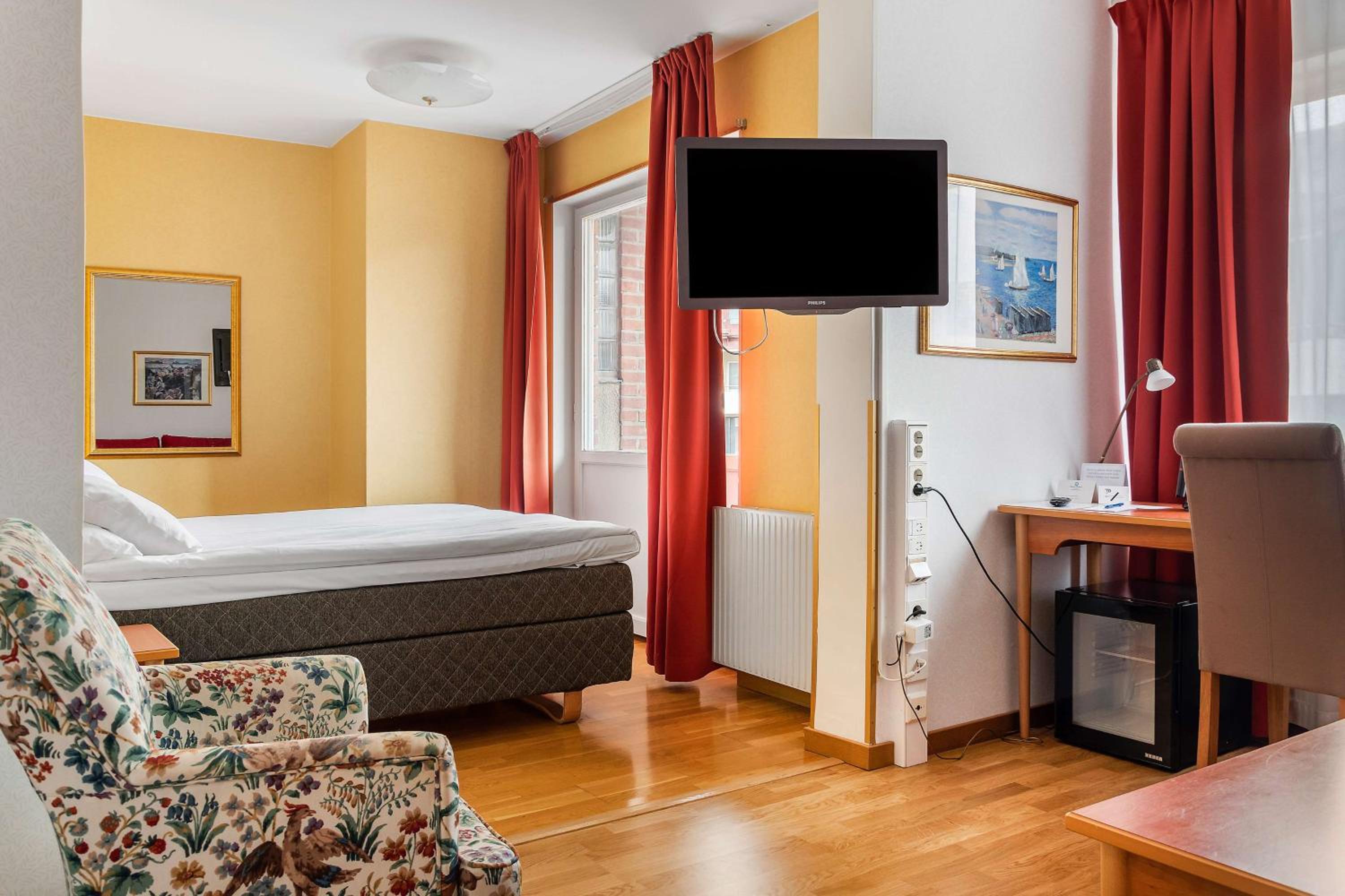 Superior Queen Room with Sofa Bed - Non-Smoking - Photo 2