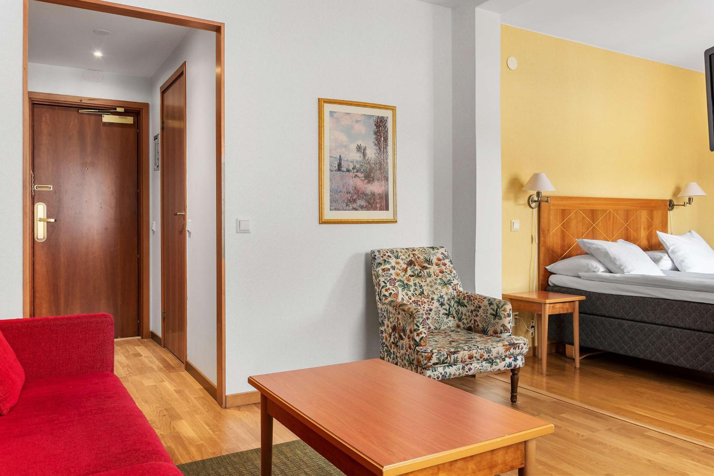 Superior Queen Room with Sofa Bed - Non-Smoking - Photo 3