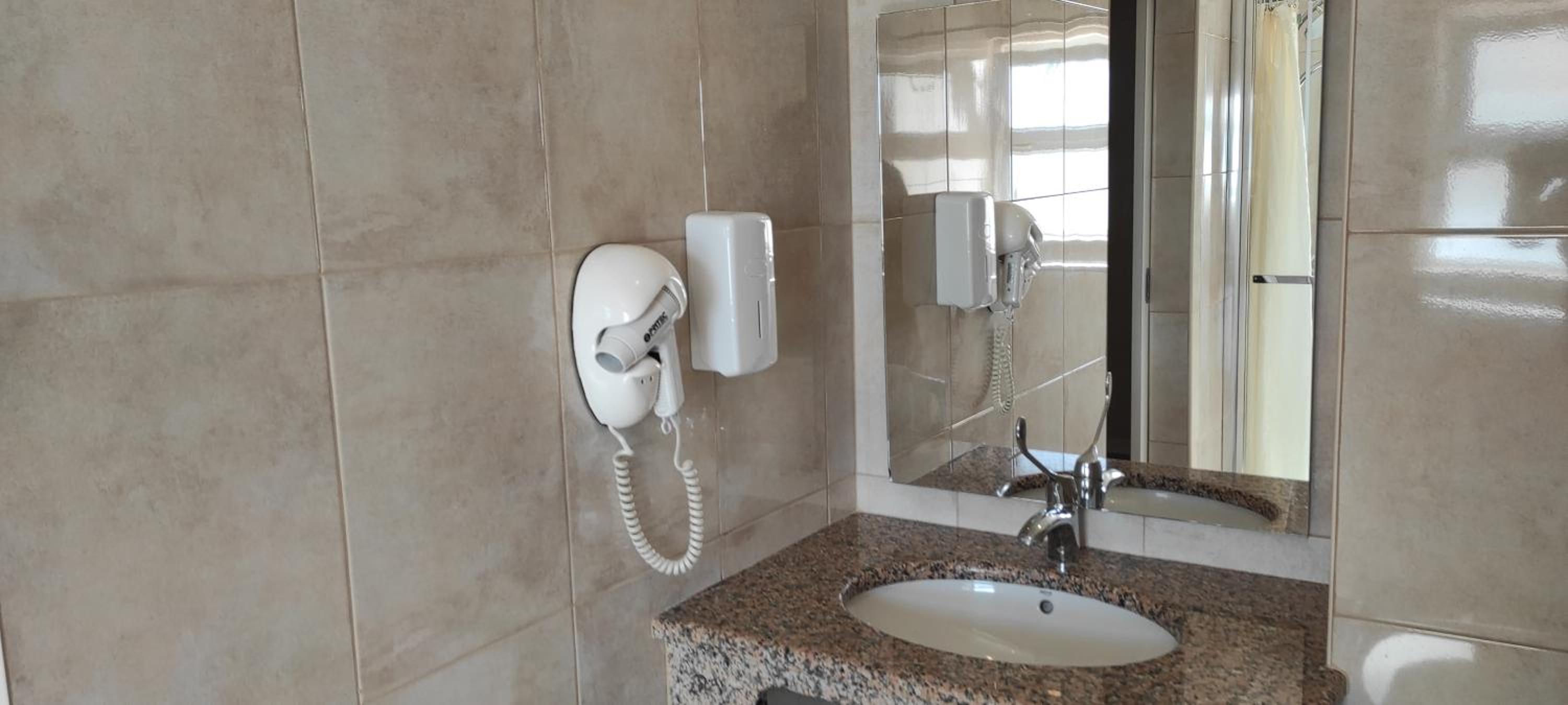 Standard Double or Twin Room - Photo 9