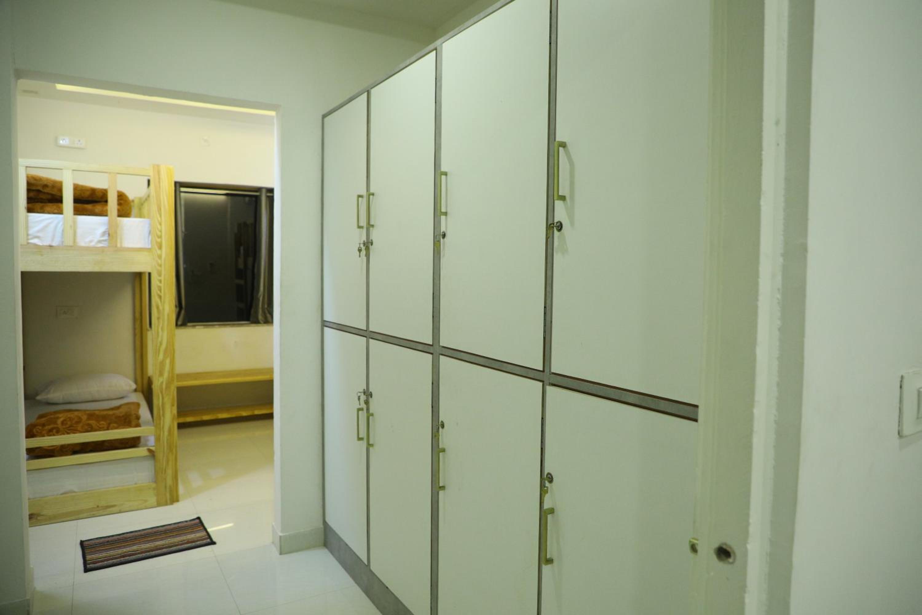 8-Bed Mixed Dormitory Room photo 3