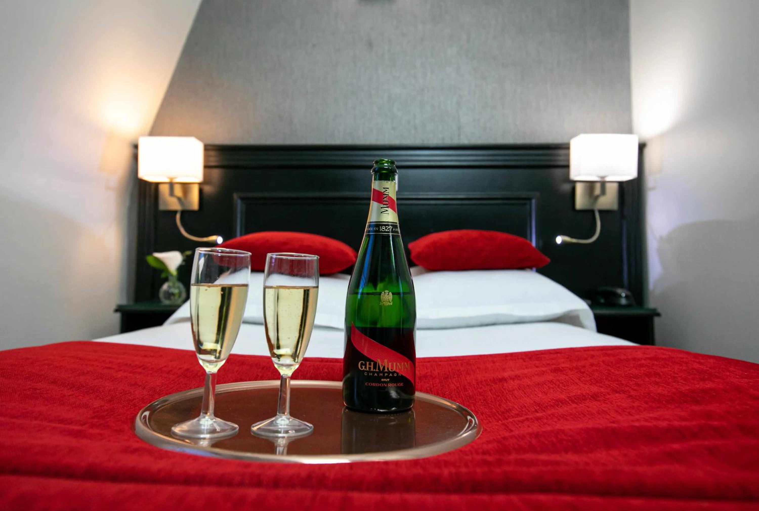 Double Room with Eiffel Tower View photo 3