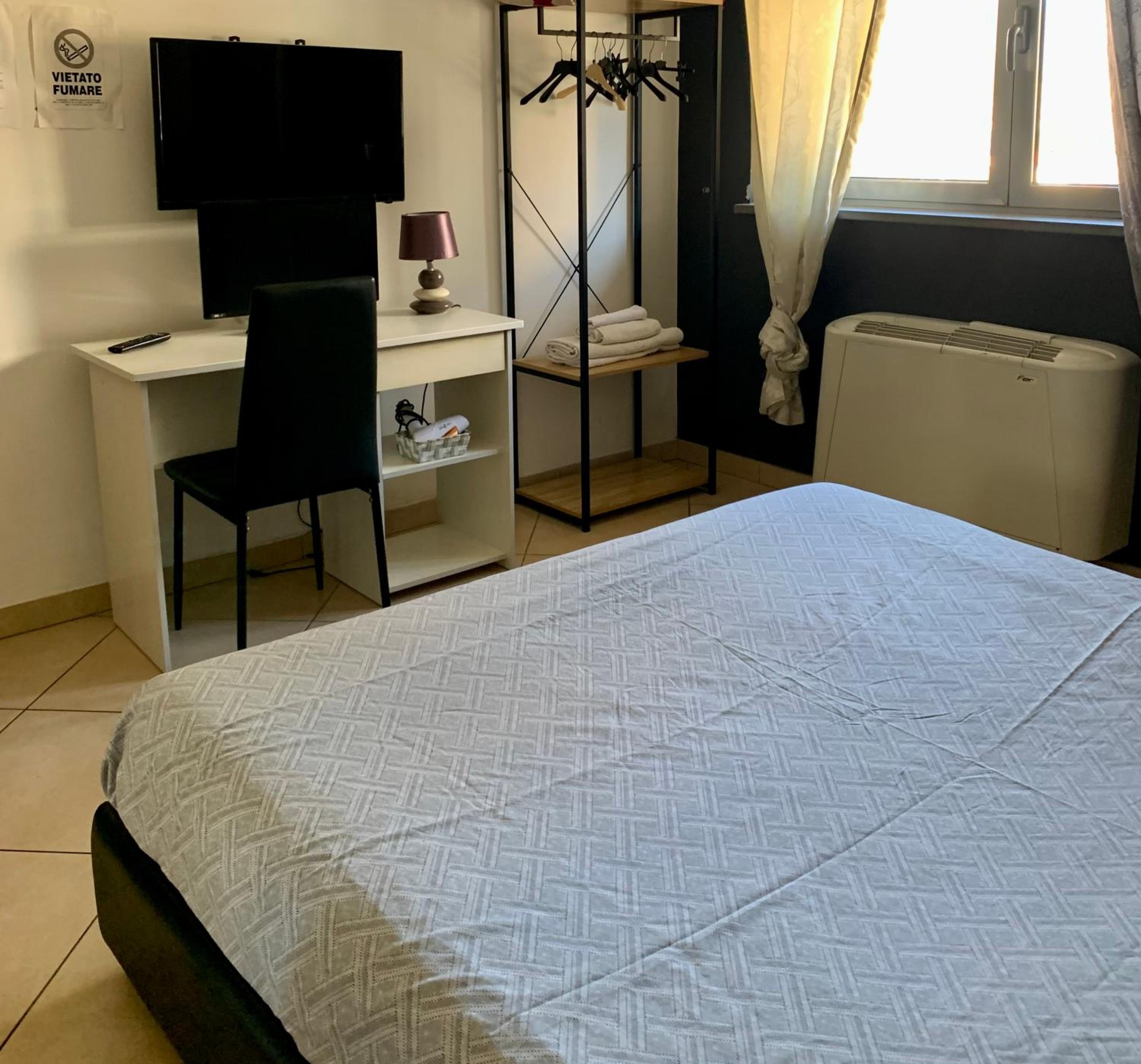 Double Room with Private Bathroom - Photo 9