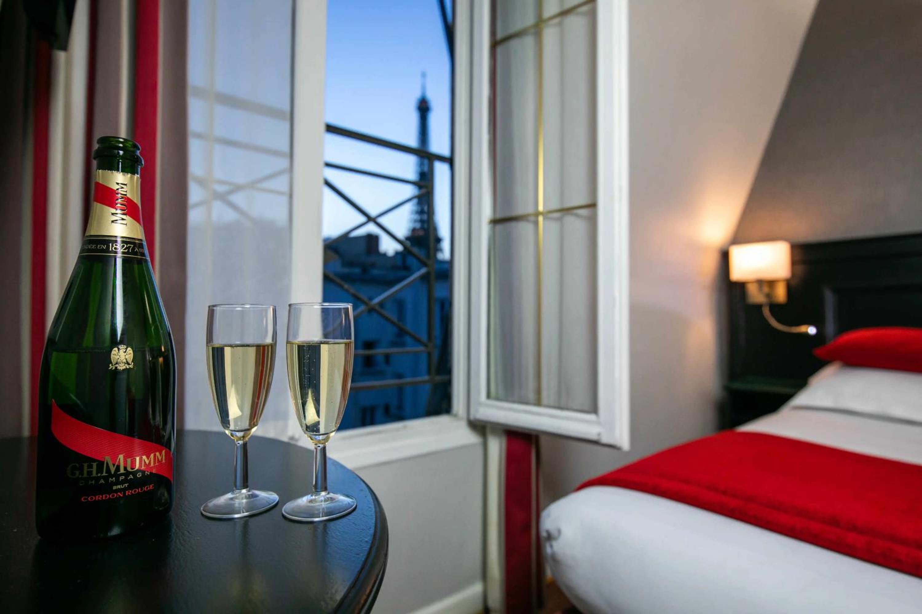 Single Room with Eiffel Tower View photo 1