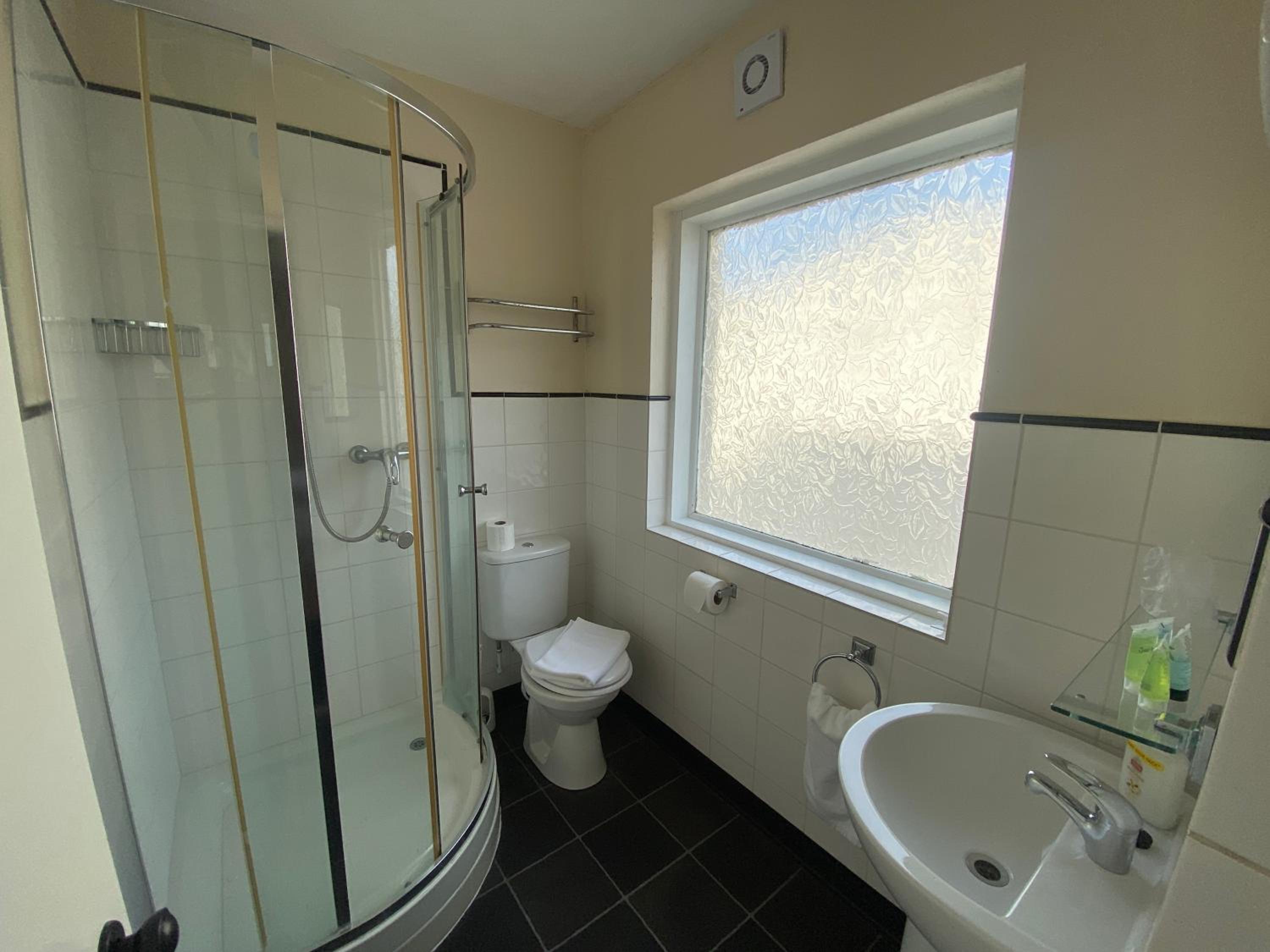 Standard Twin Room - Photo 4
