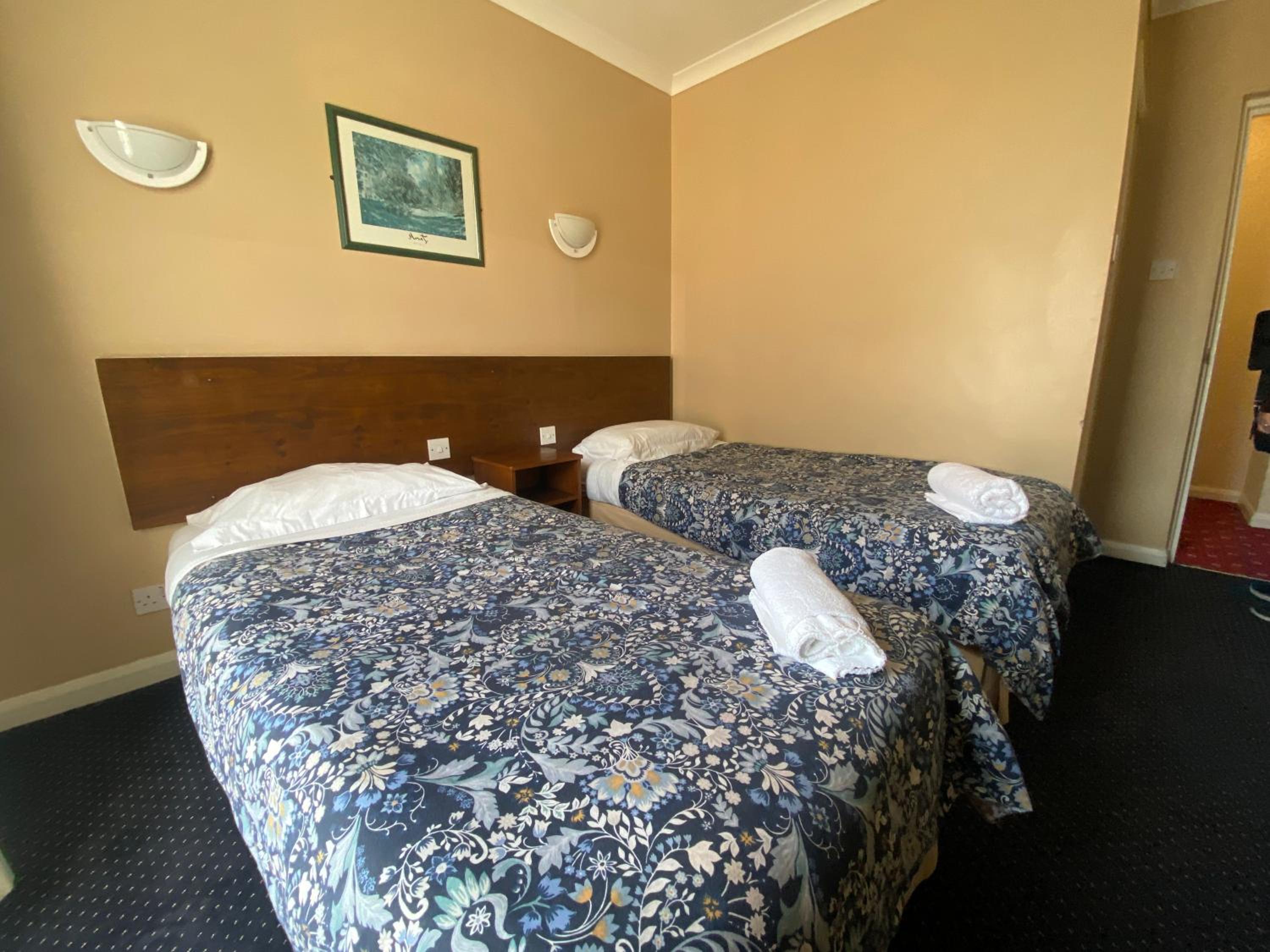 Standard Twin Room - Photo 2