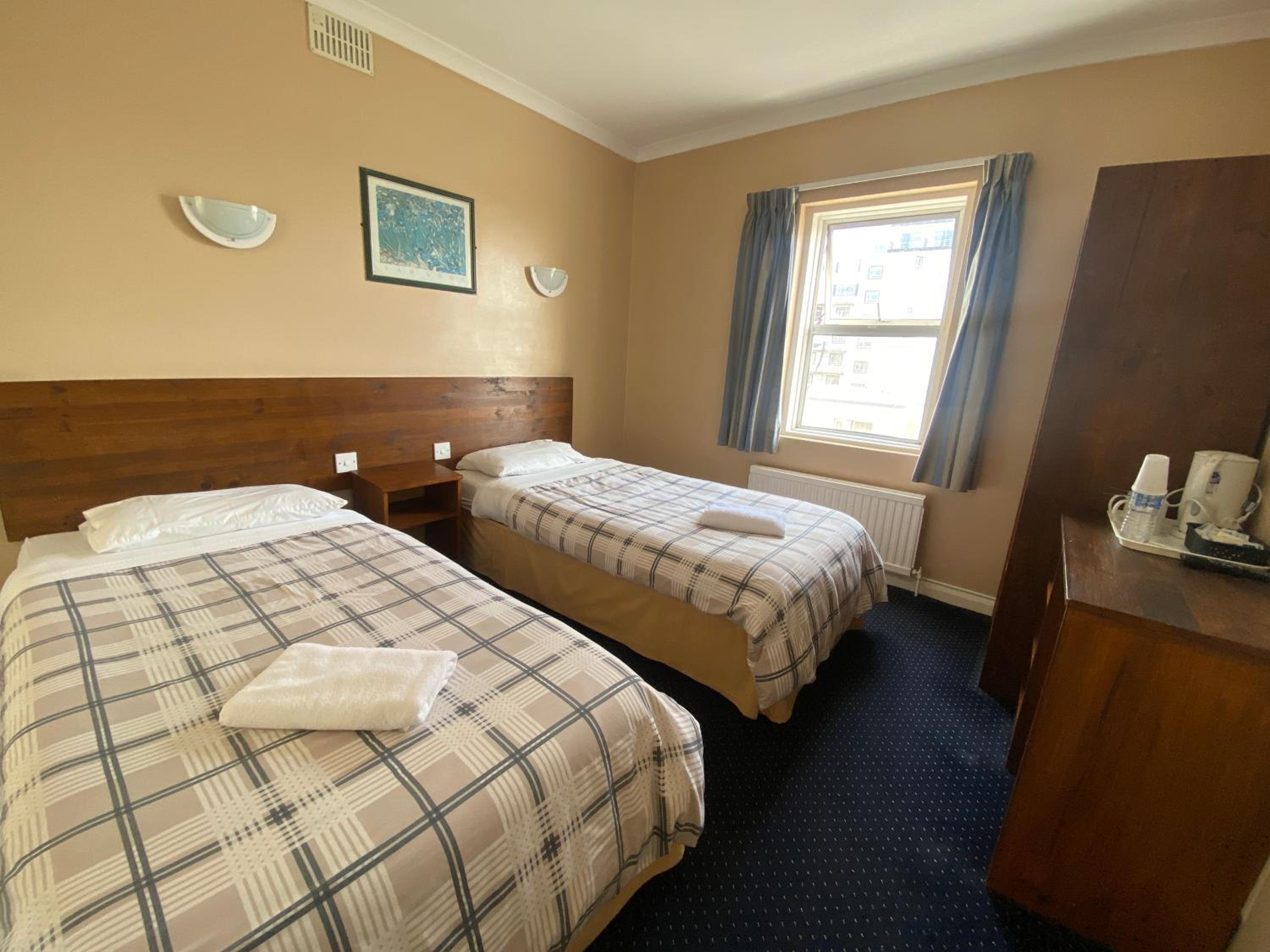 Standard Twin Room - Photo 9