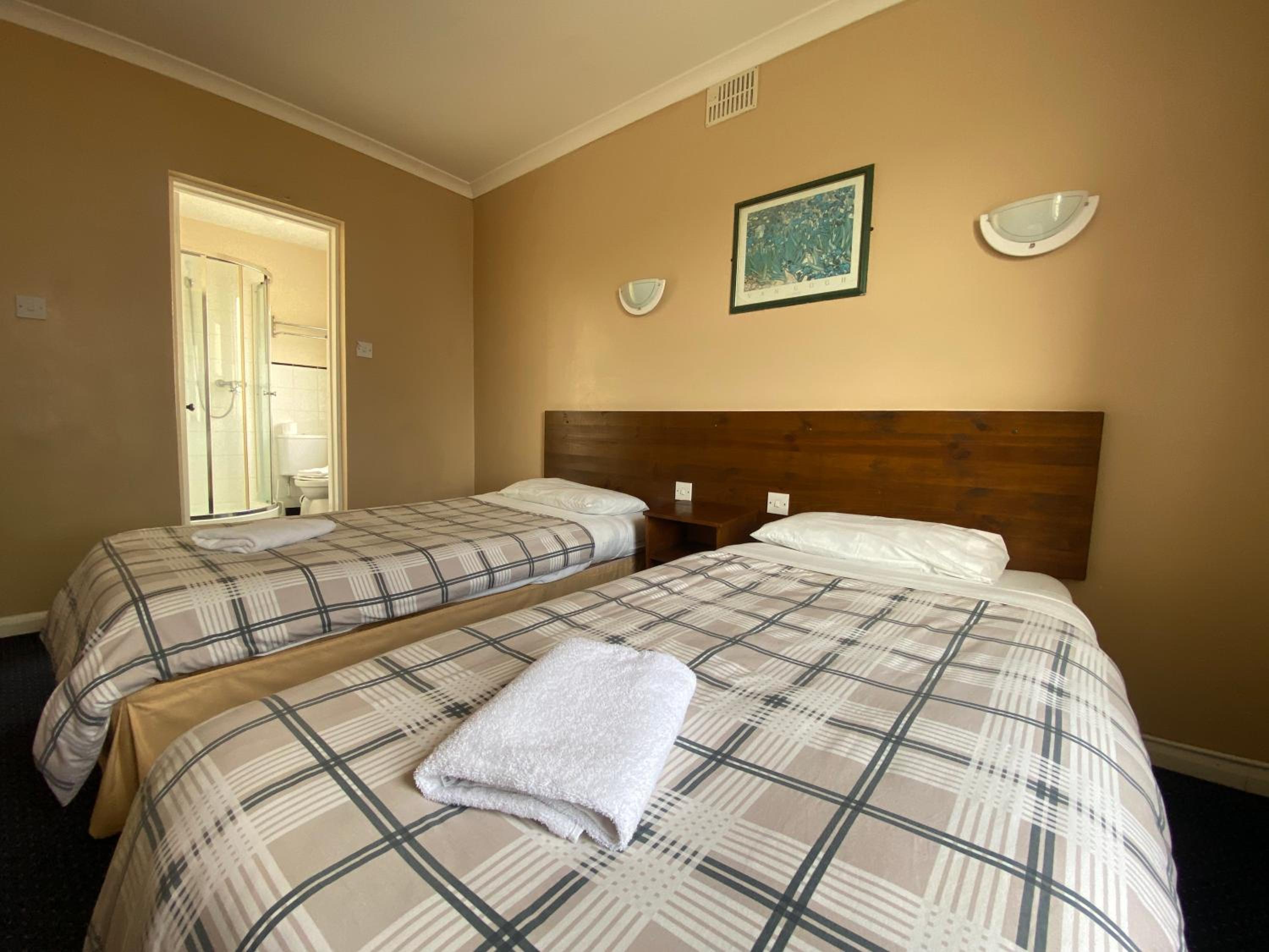 Standard Twin Room - Photo 3