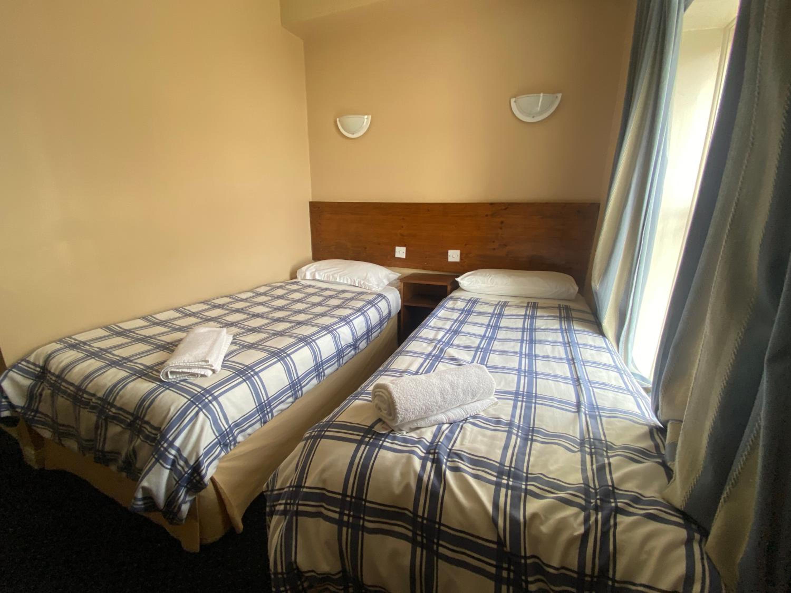 Standard Twin Room - Photo 8