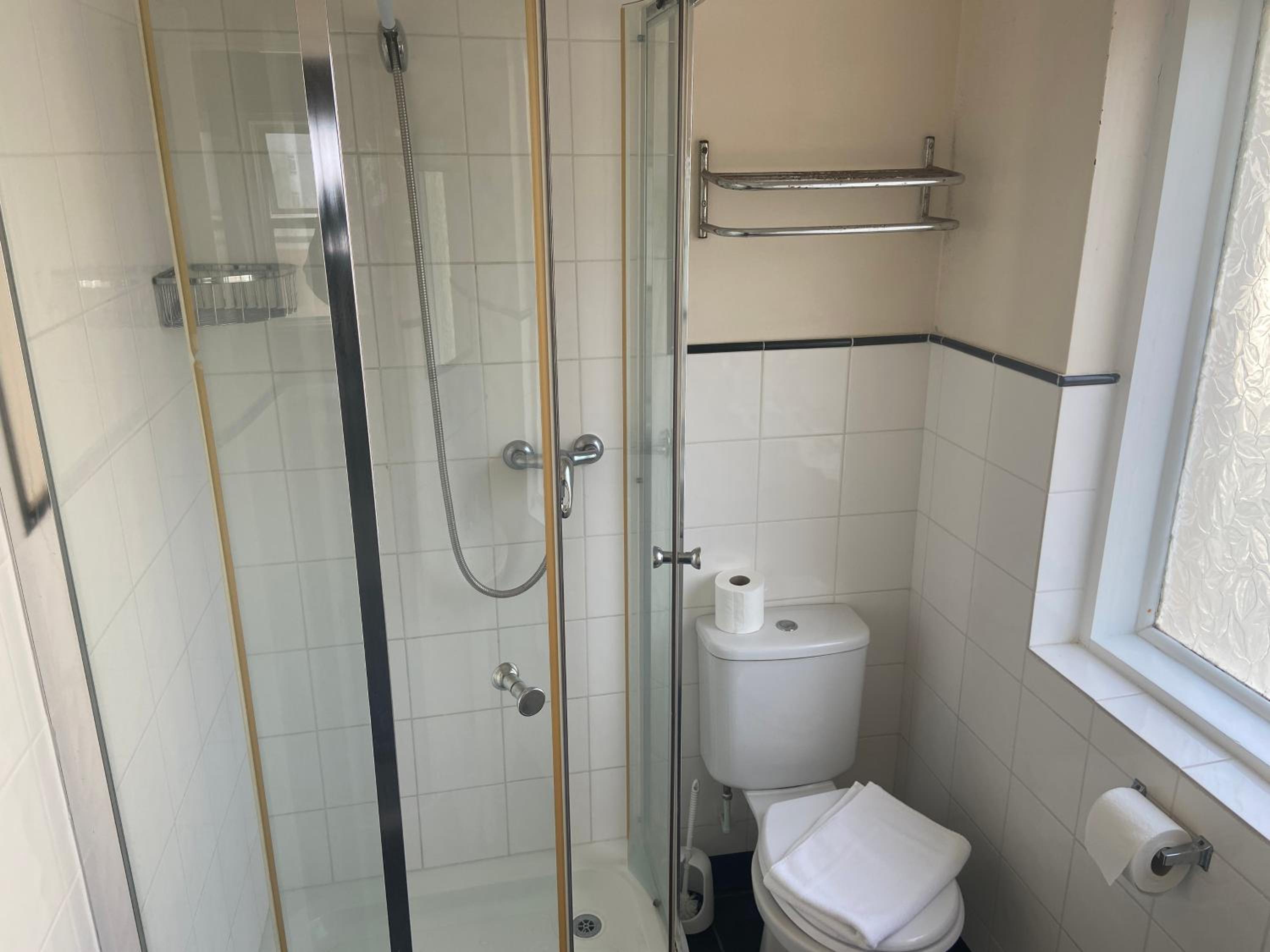 Standard Twin Room - Photo 5