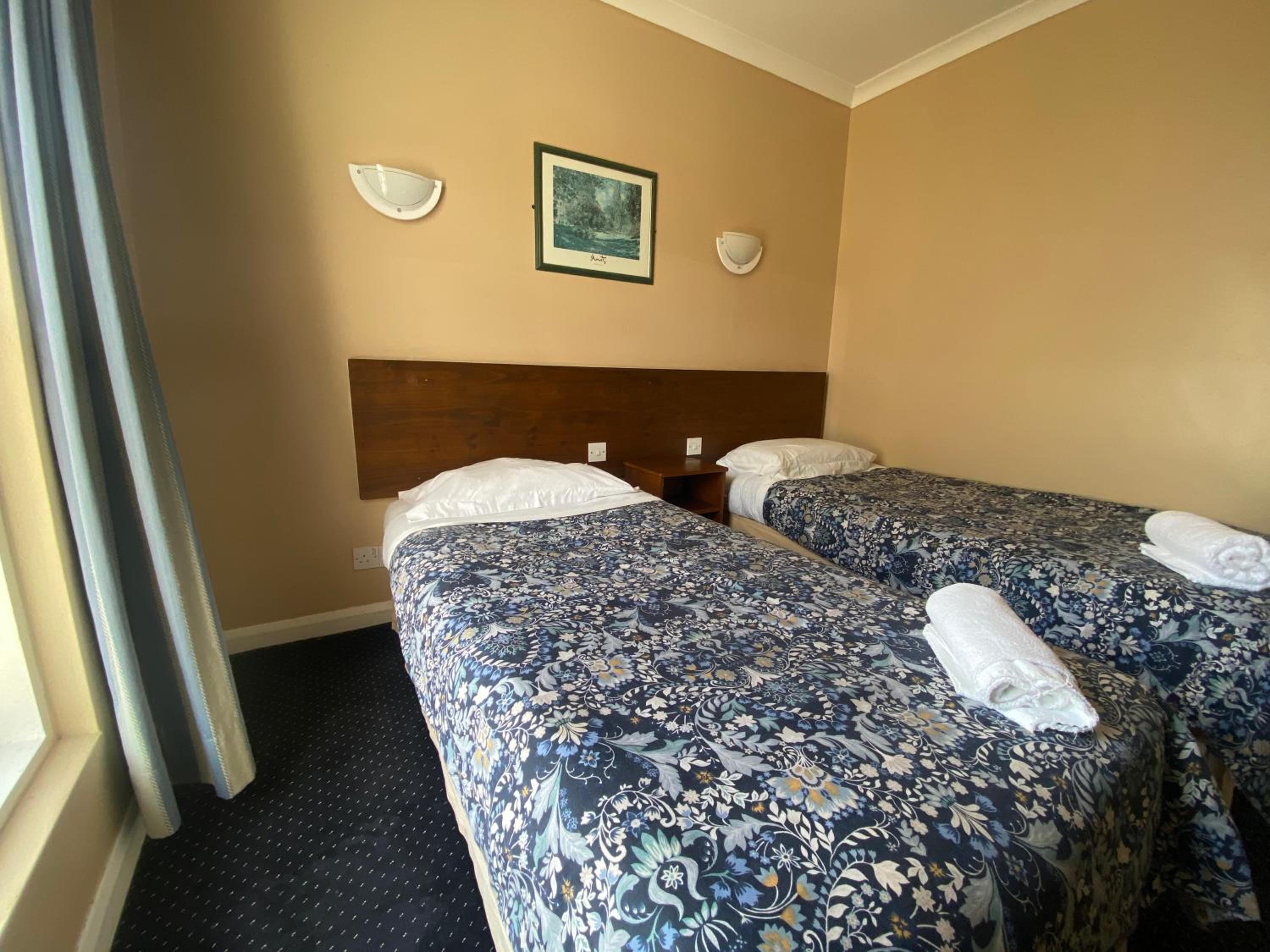Standard Twin Room - Photo 7