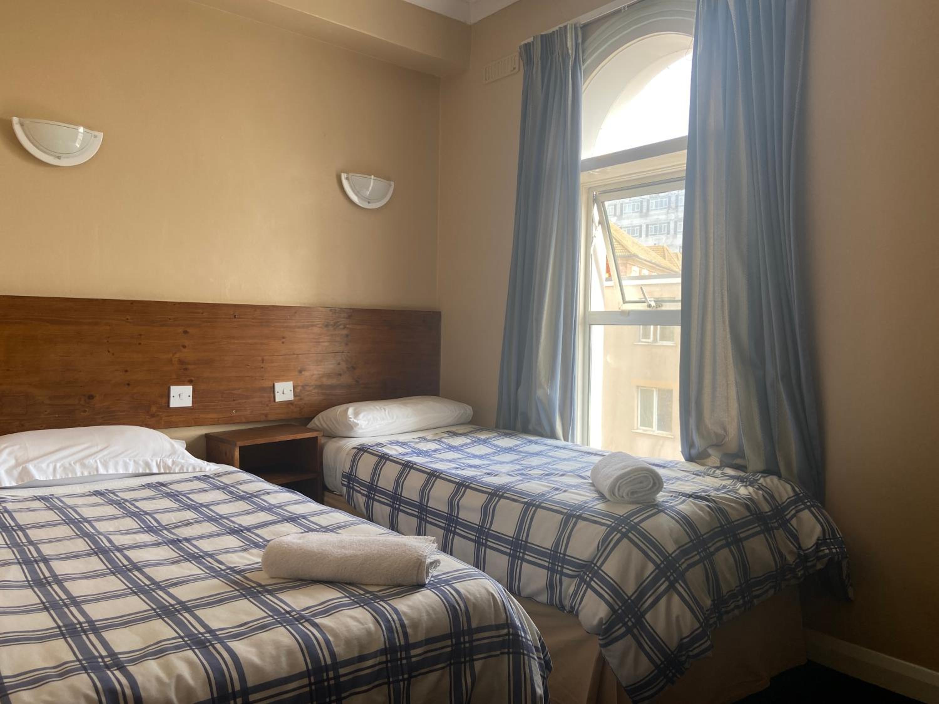 Standard Twin Room - Photo 6