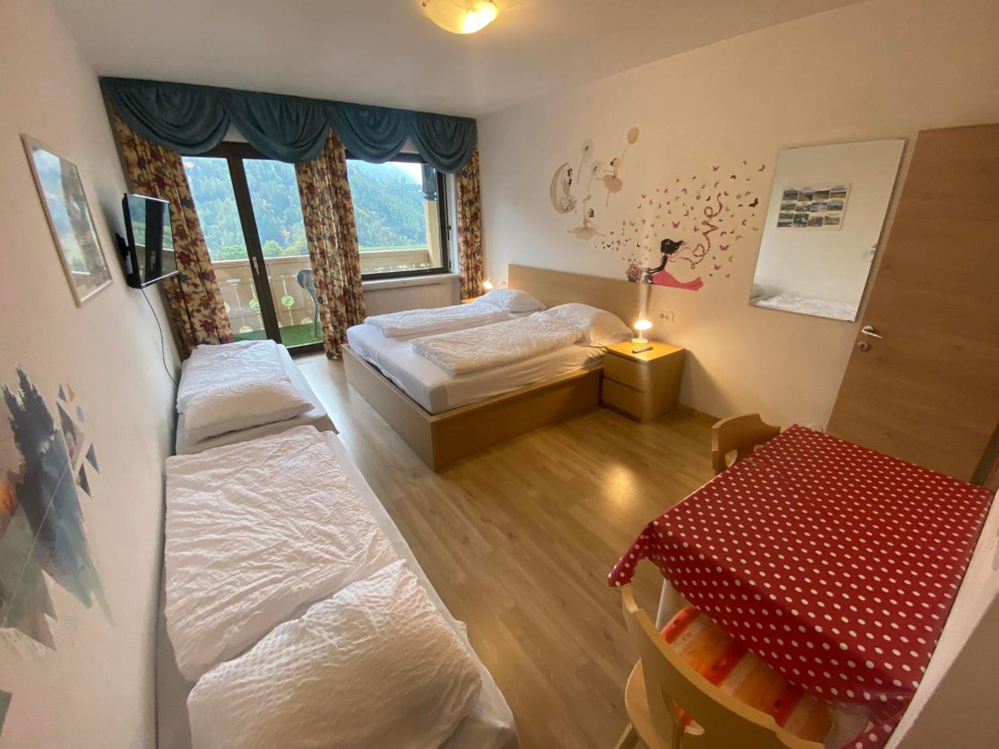 Quadruple Room with Balcony - Photo 8