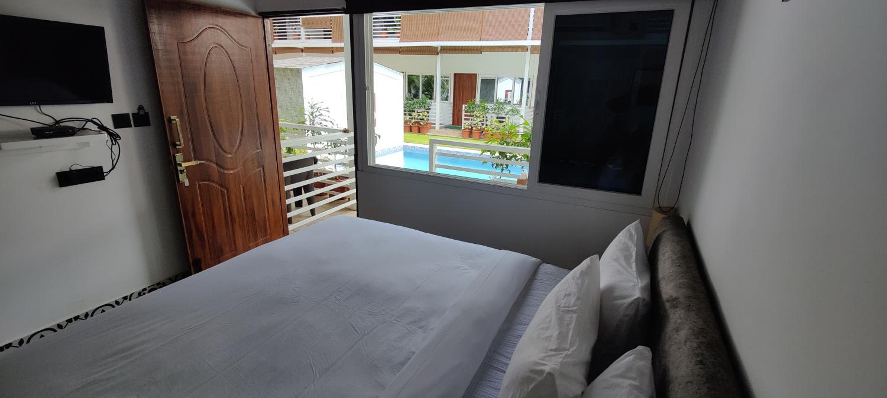 Deluxe Room with Pool View - Photo 11