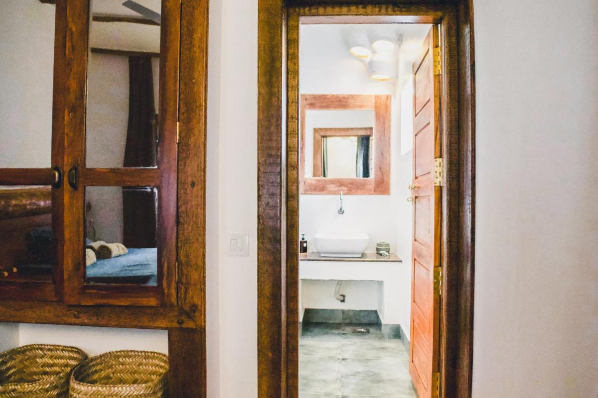 Deluxe Double Room with Balcony - Photo 7