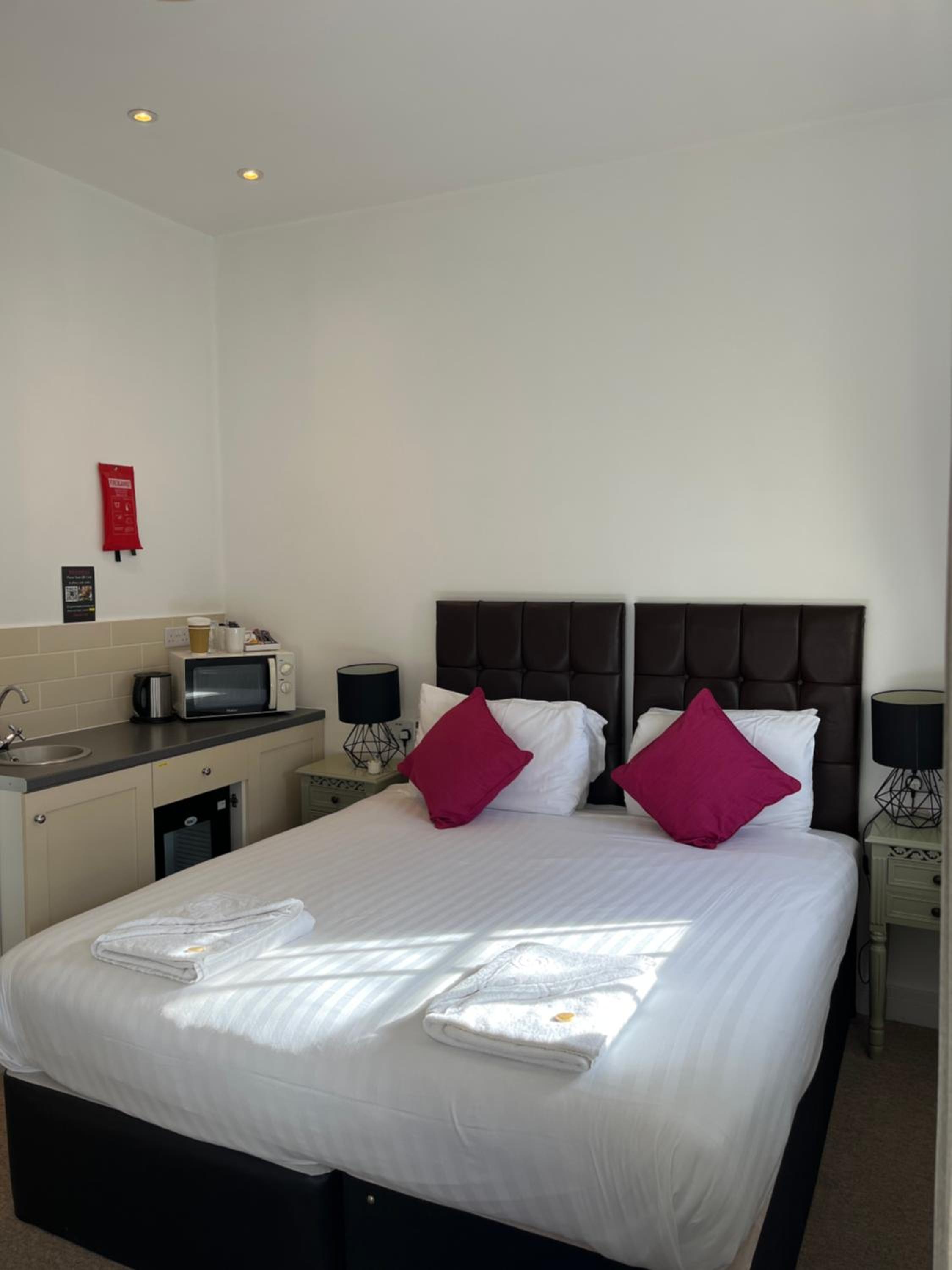 Standard Double or Twin Room - Photo 6