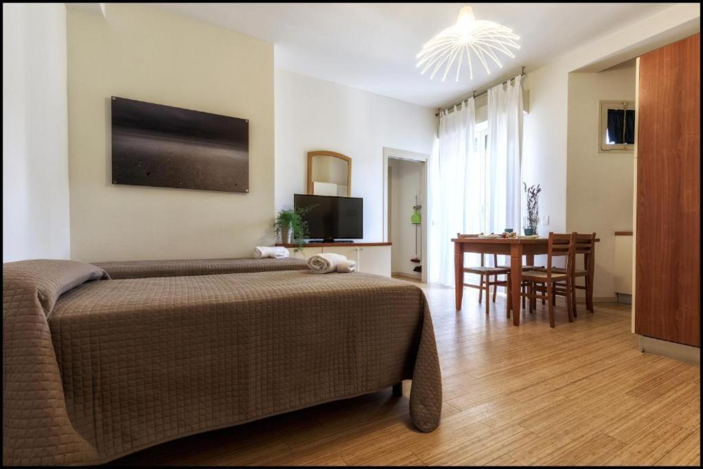Large One-Bedroom Apartment - Photo 1