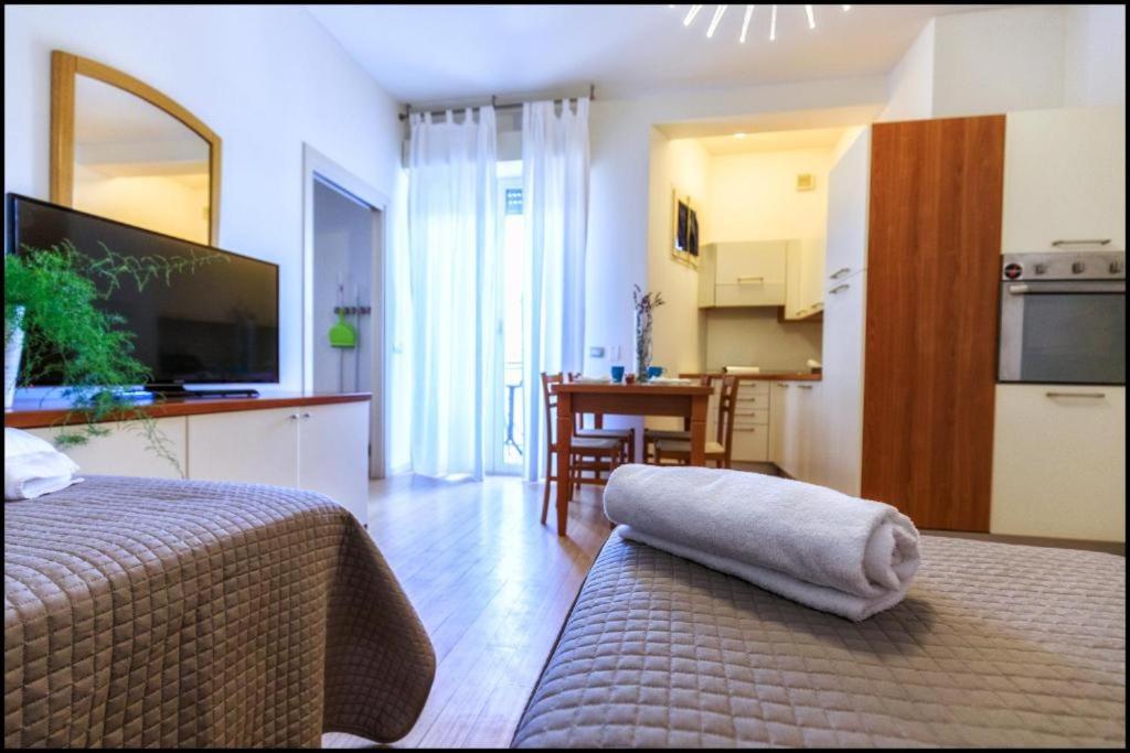 Large One-Bedroom Apartment - Photo 2