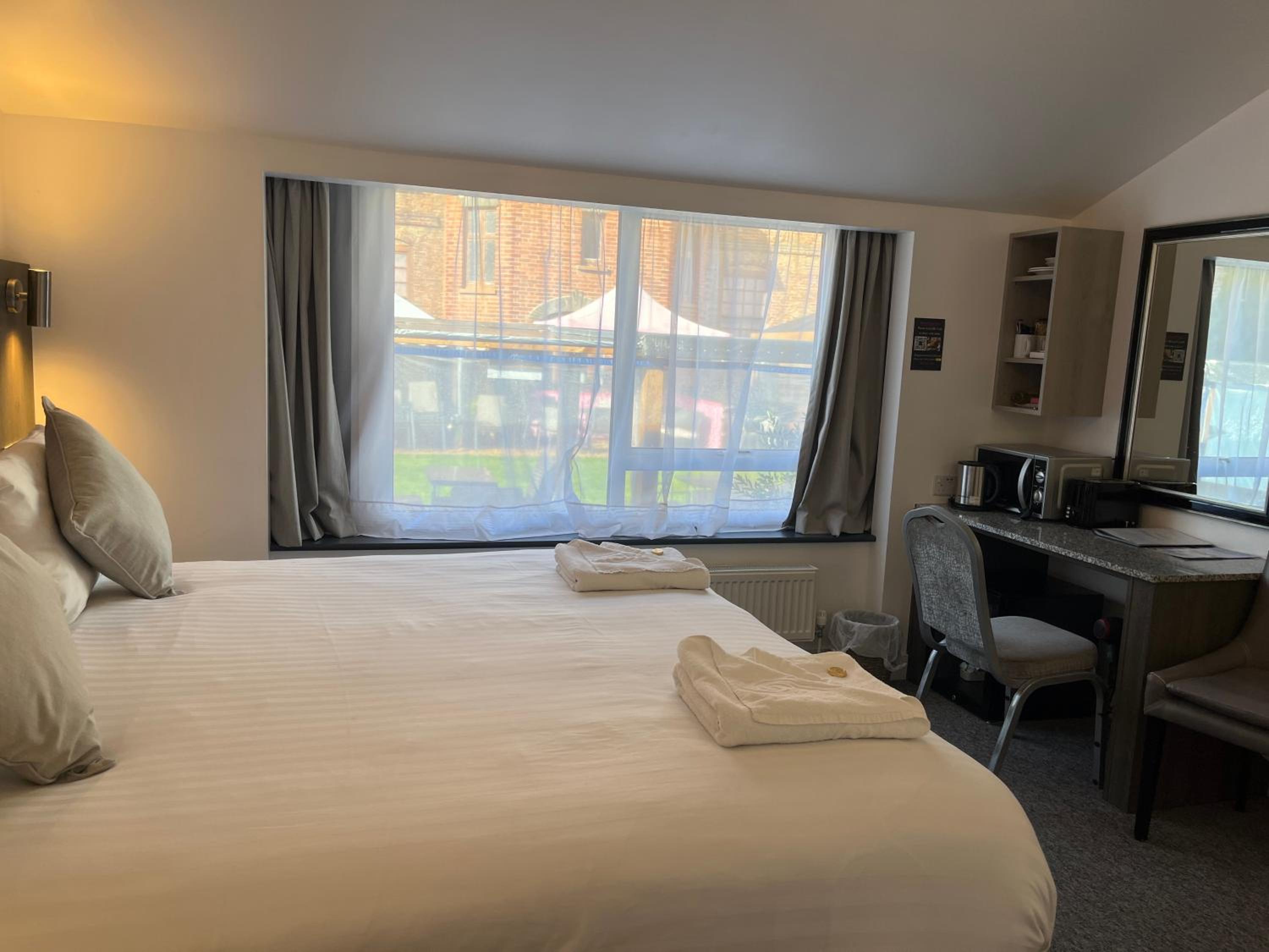 Deluxe Double or Twin Room - Photo 8