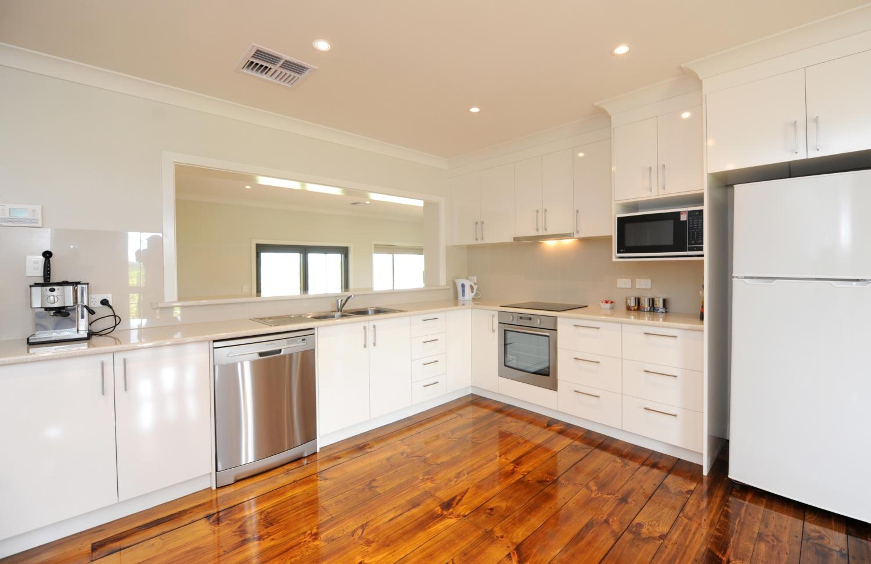 Four-Bedroom Farmhouse photo 2