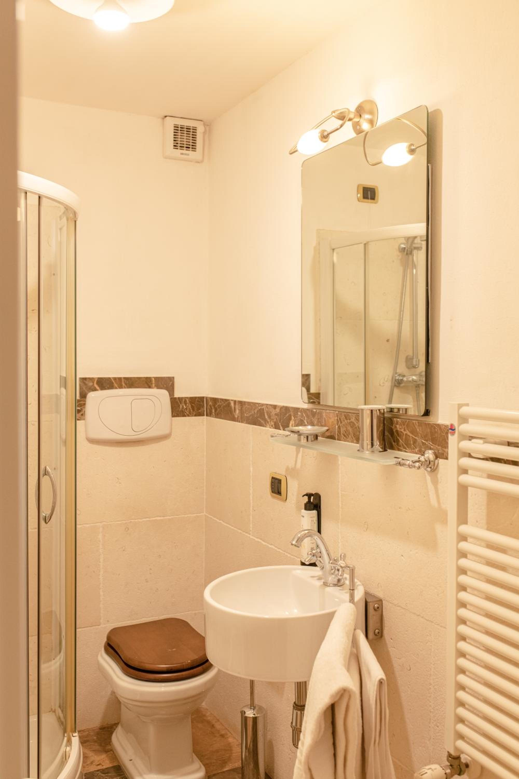 Standard King Room - Photo 3