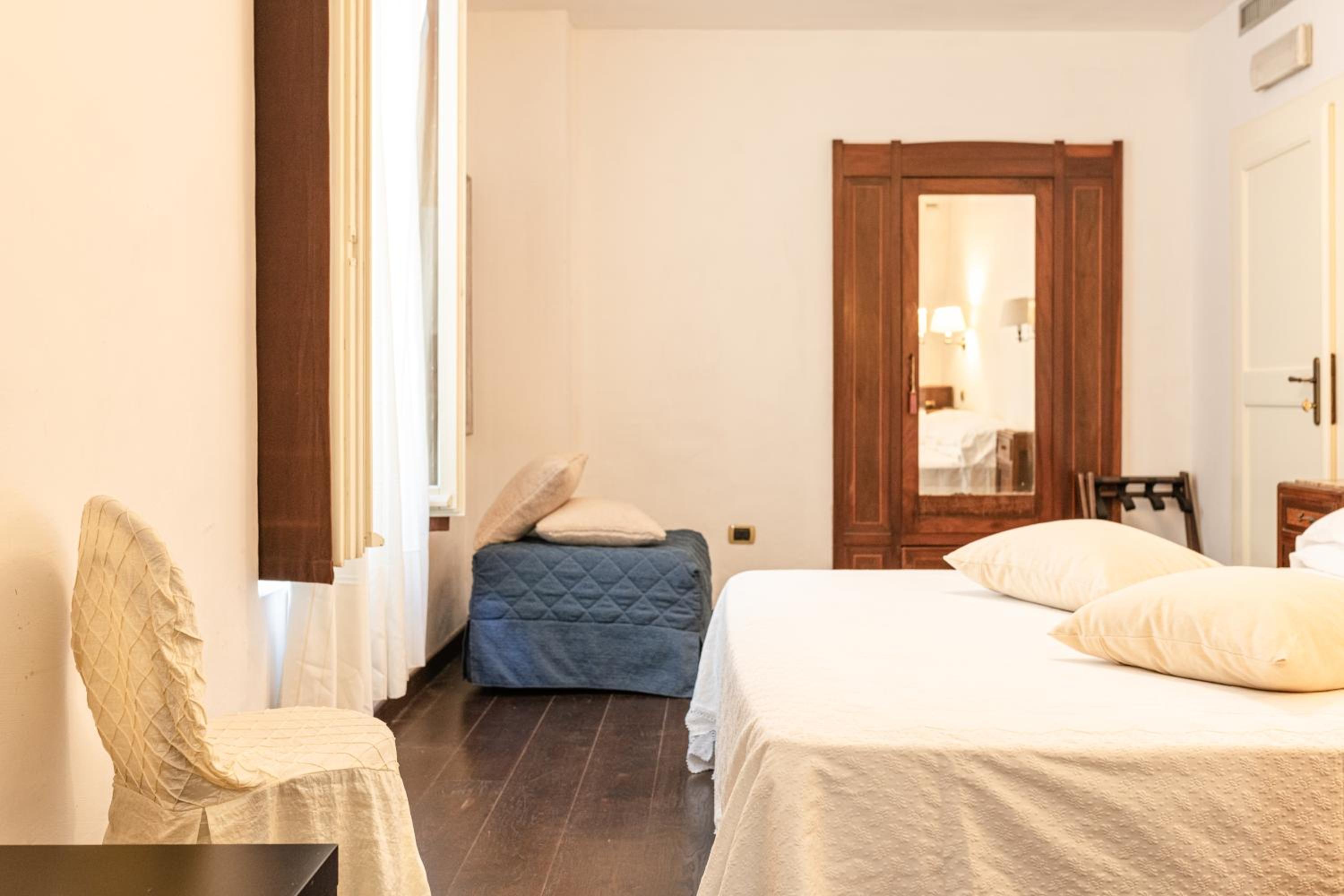 Large Double Room - Photo 1