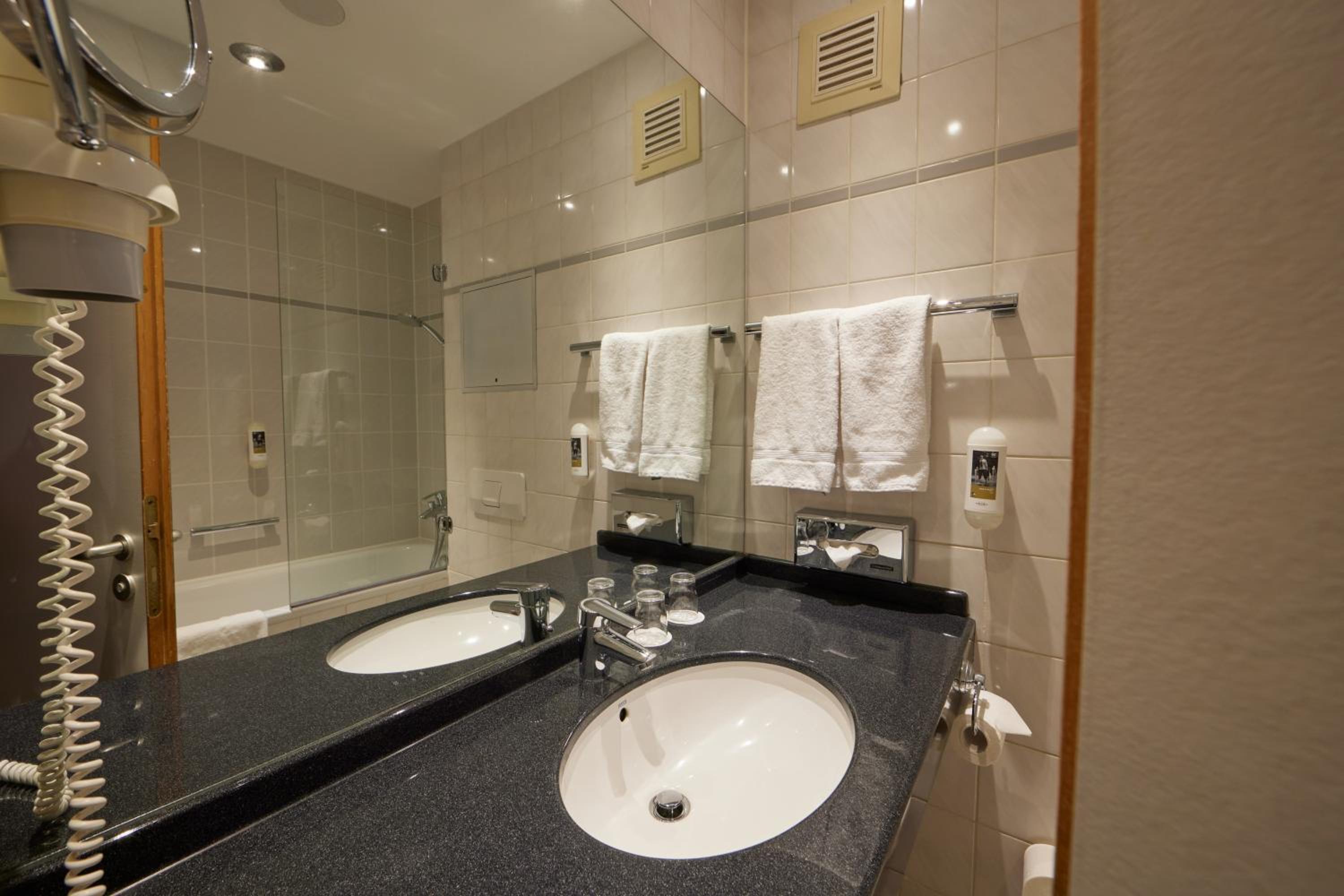 Standard Twin Room - Photo 3