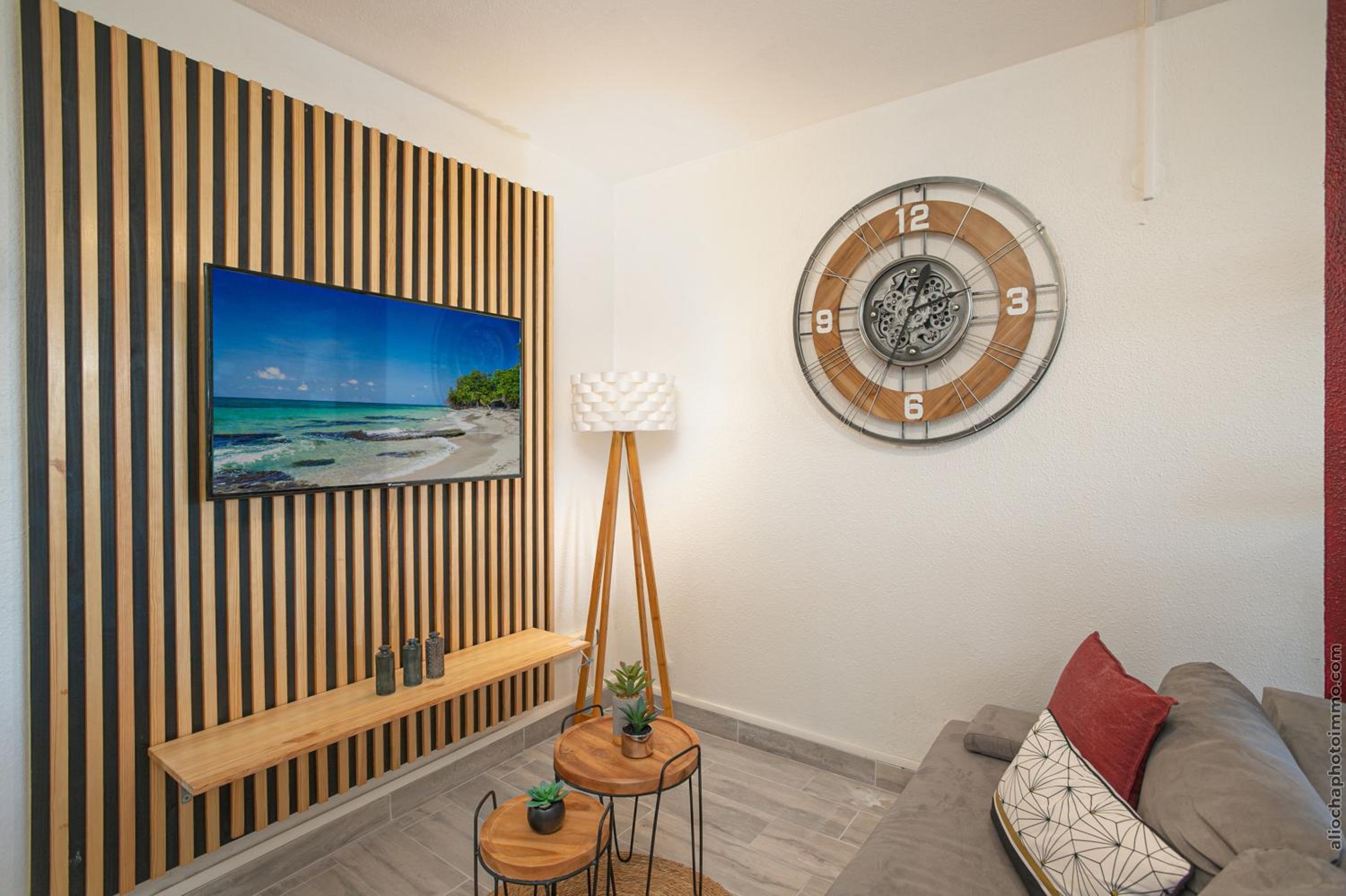One-Bedroom Apartment - Photo 2