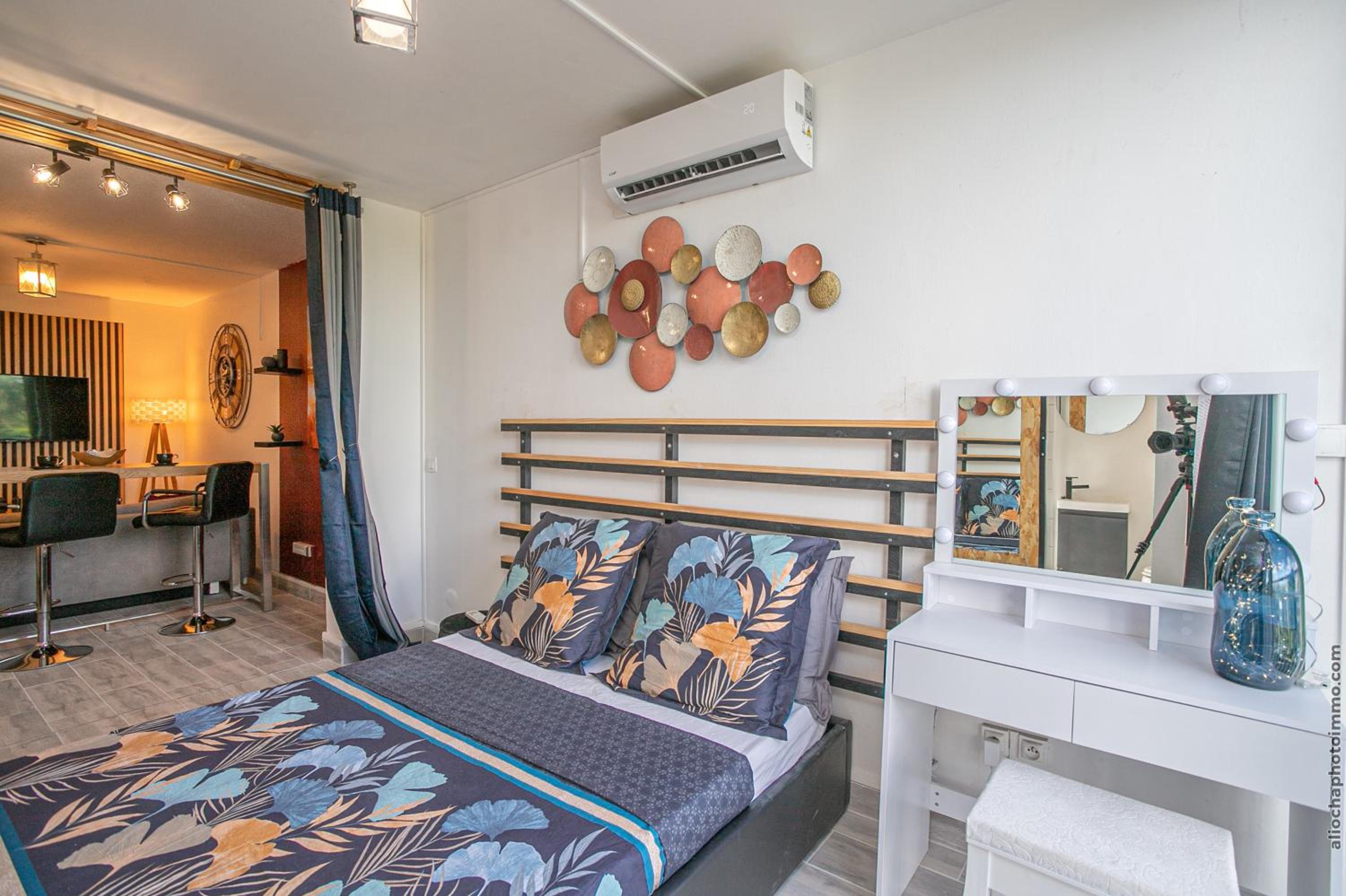 One-Bedroom Apartment - Photo 3
