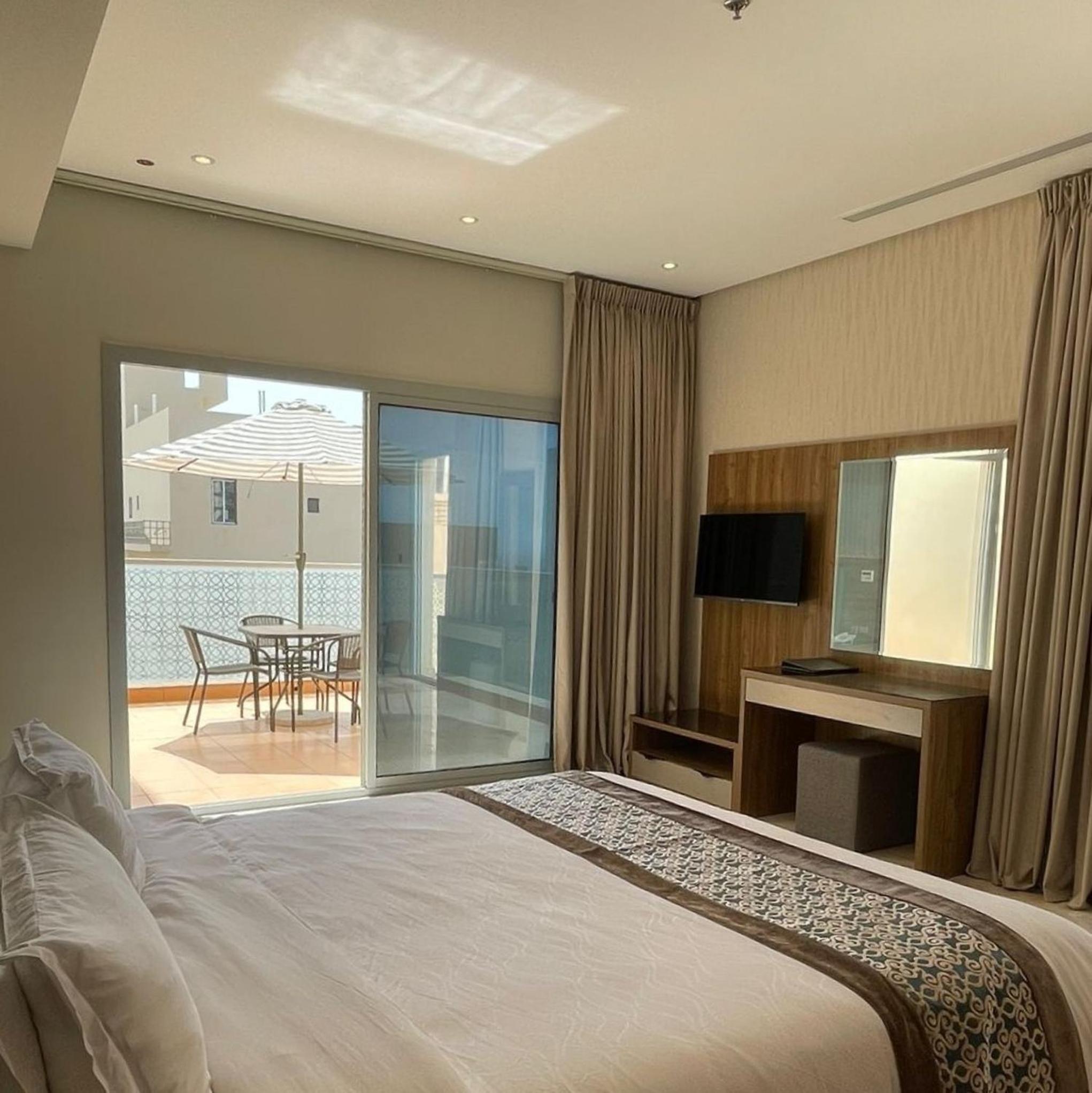 King Suite with Balcony - Photo 6