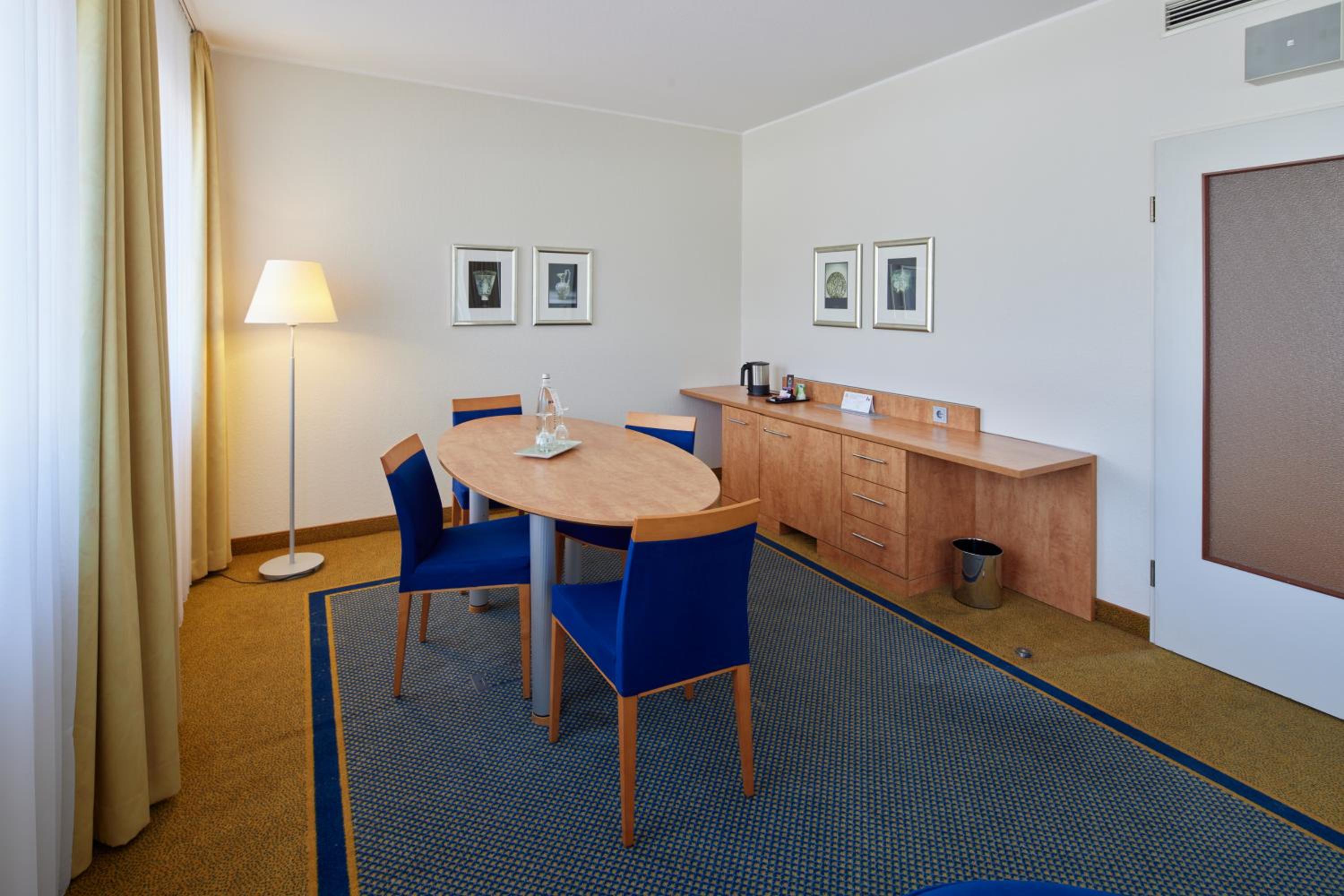 Junior Suite with King Bed photo 3