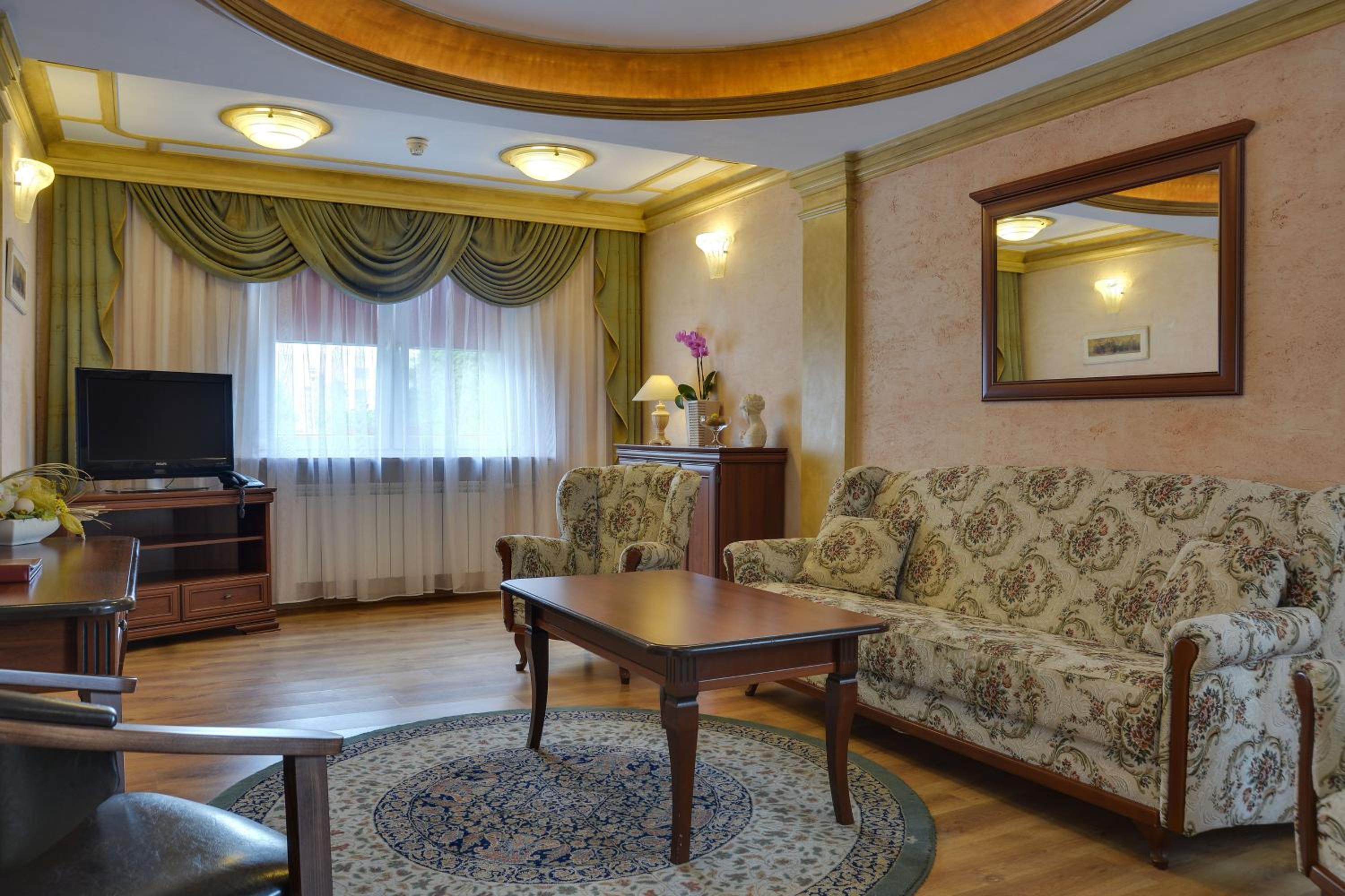 One-Bedroom Apartment - Photo 2