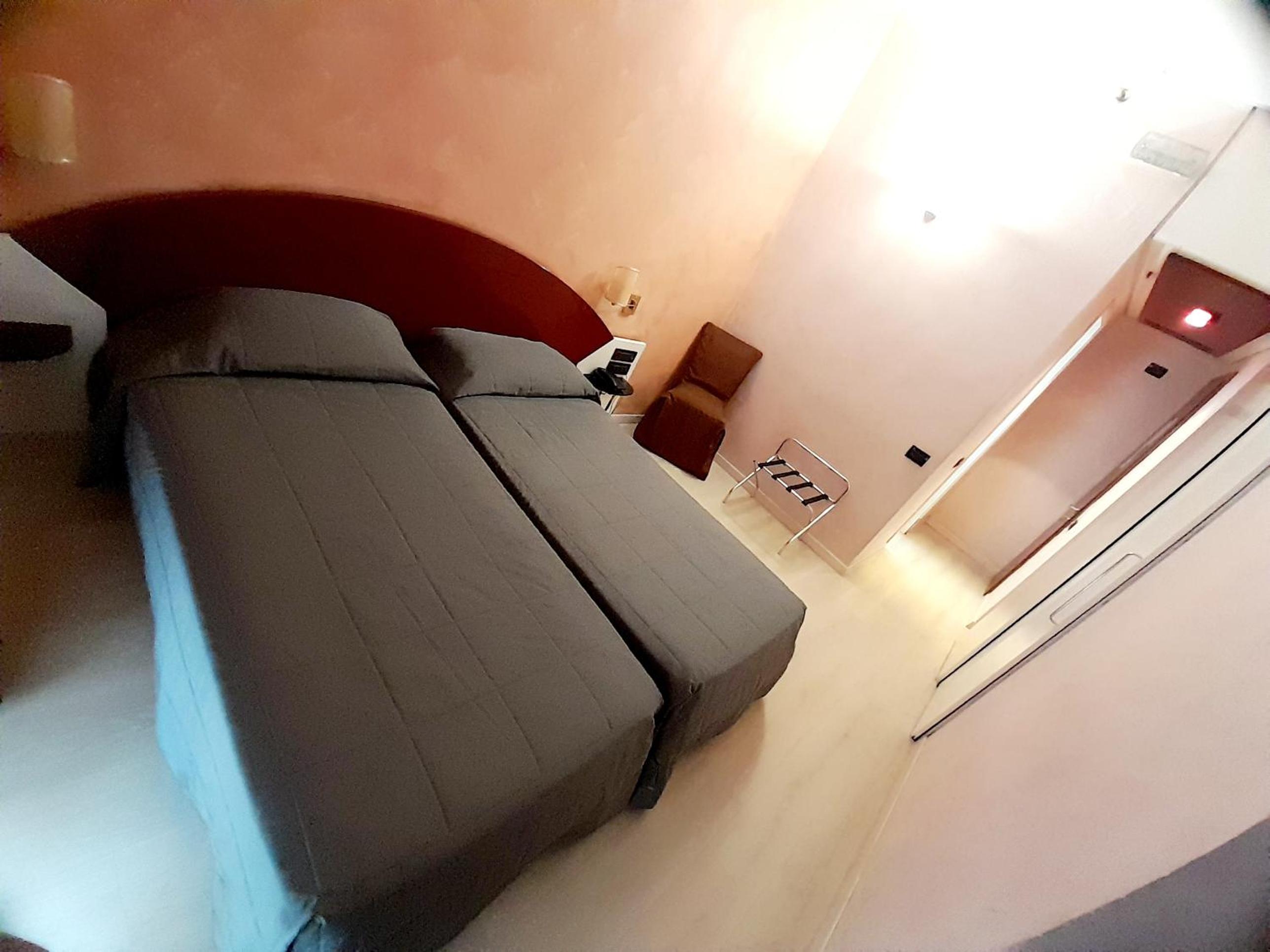 Double or Twin Room - Photo 12