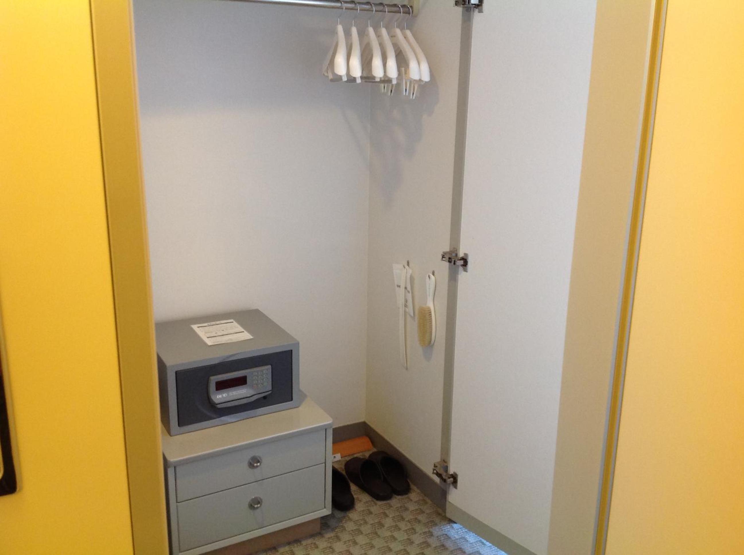 Twin Room - Smoking - Photo 16