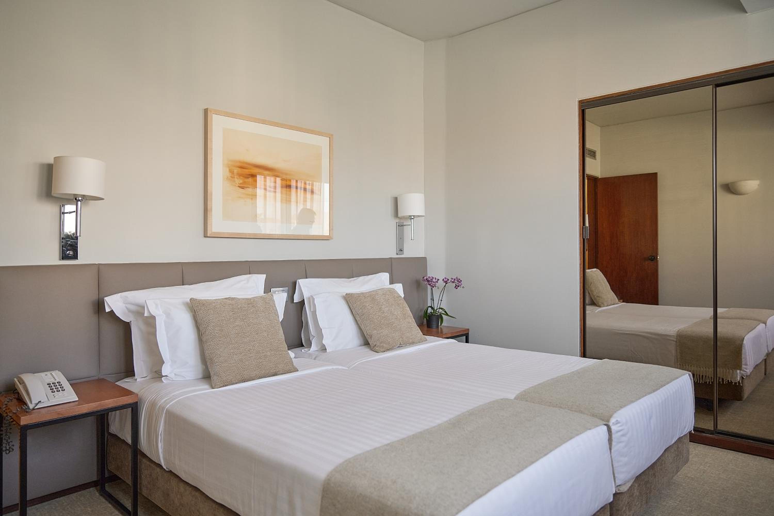 Deluxe Double or Twin Room - Photo 2