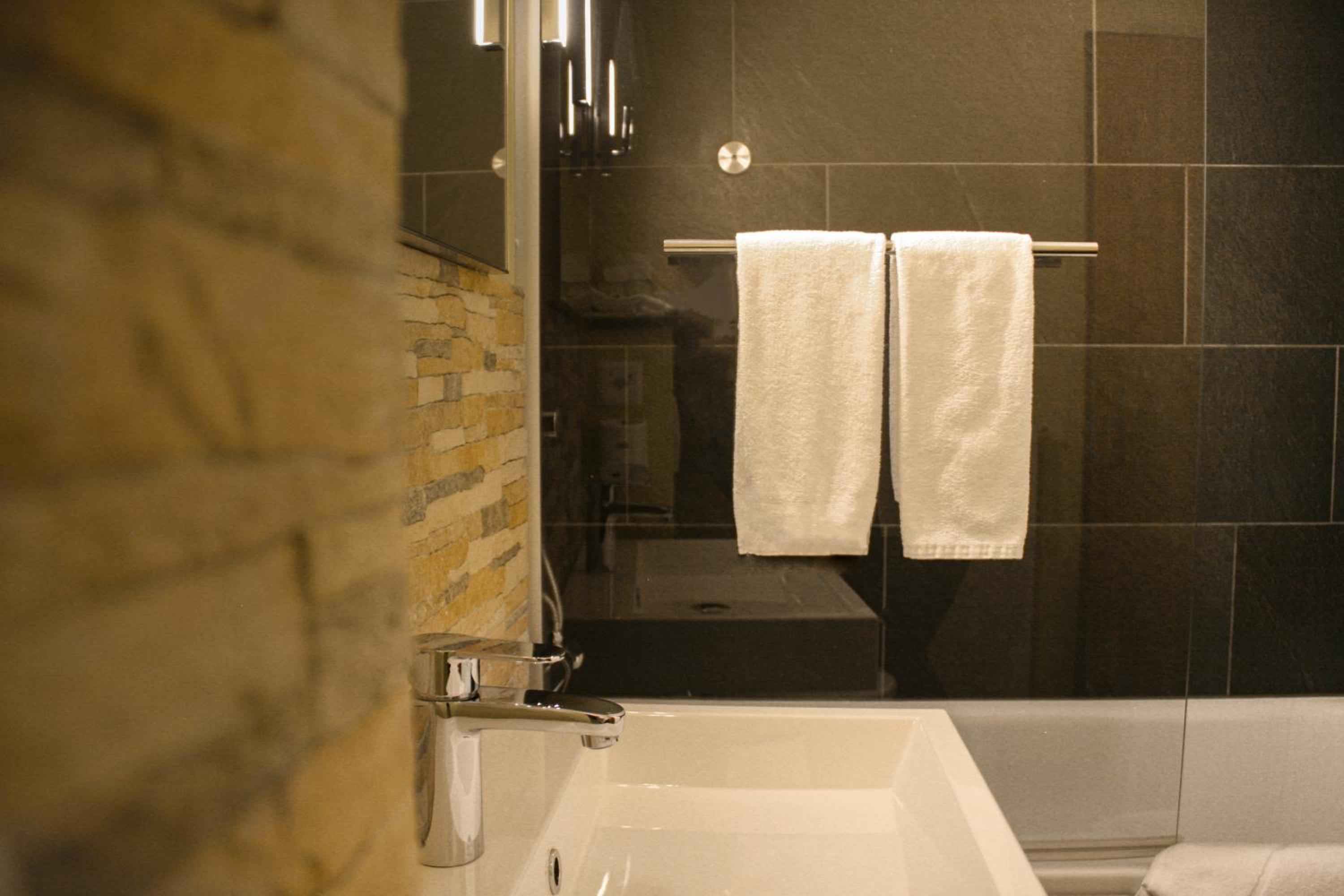 Standard Double Room - Photo 8