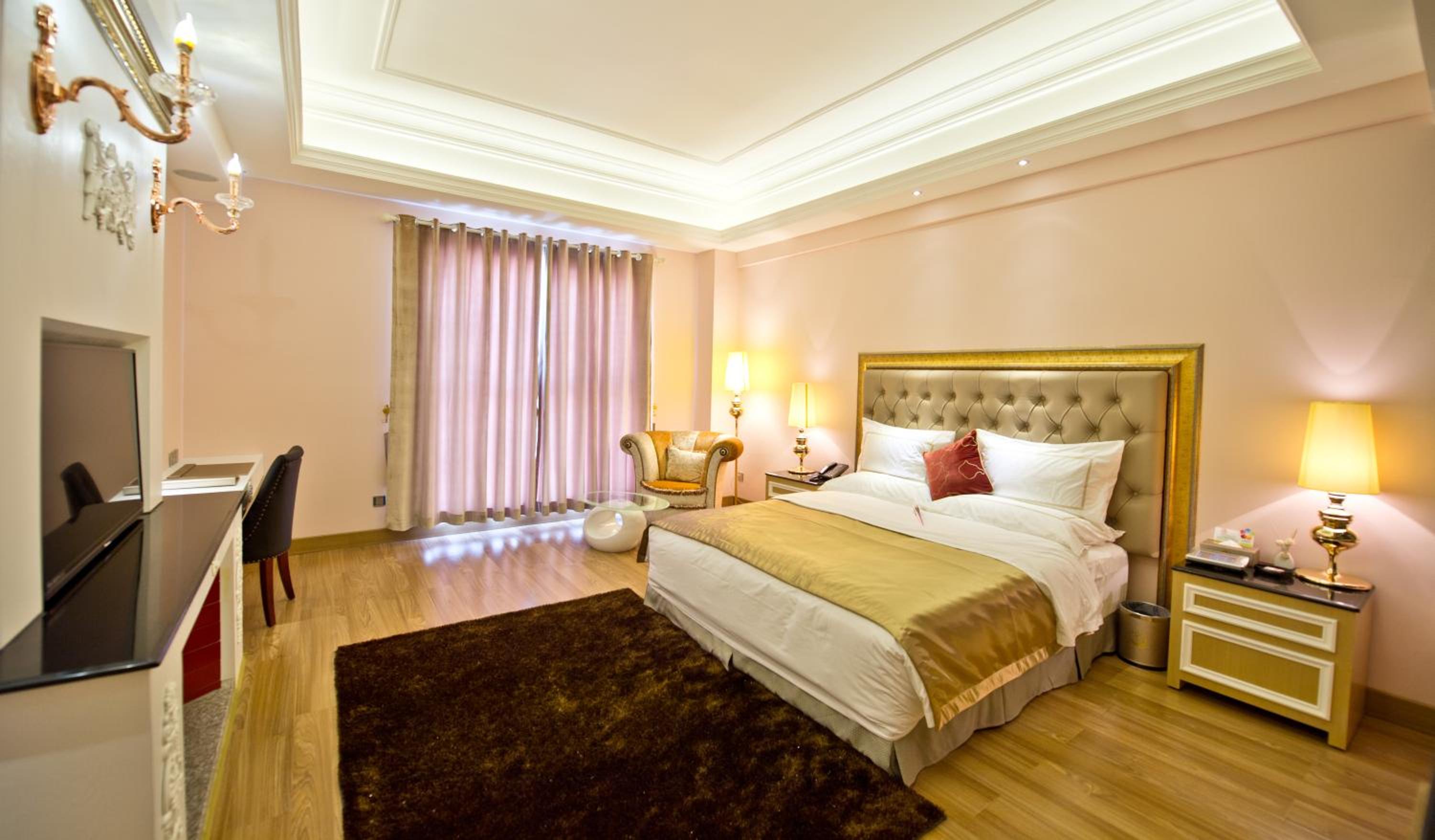 Deluxe Queen Room A