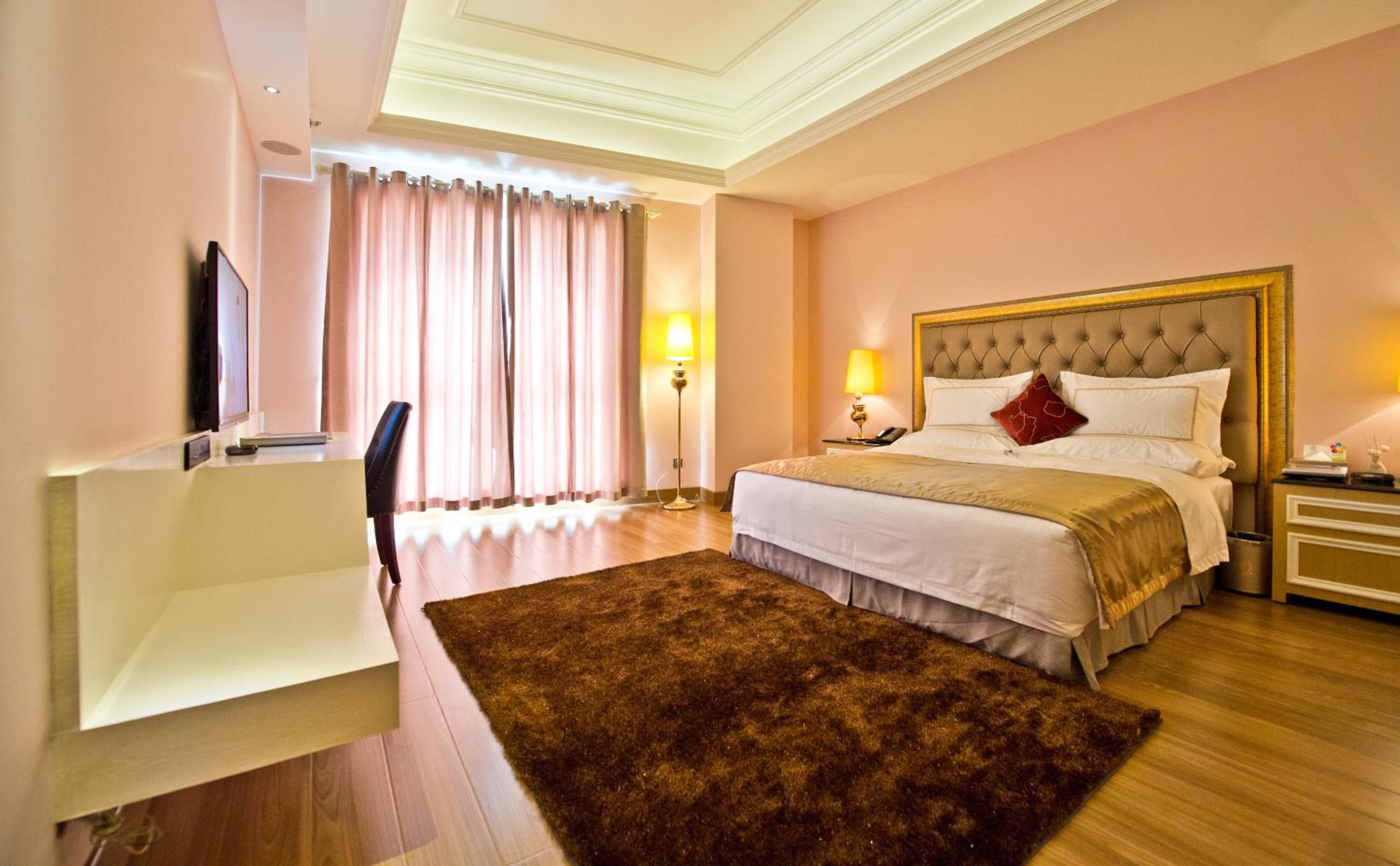 Deluxe Queen Room