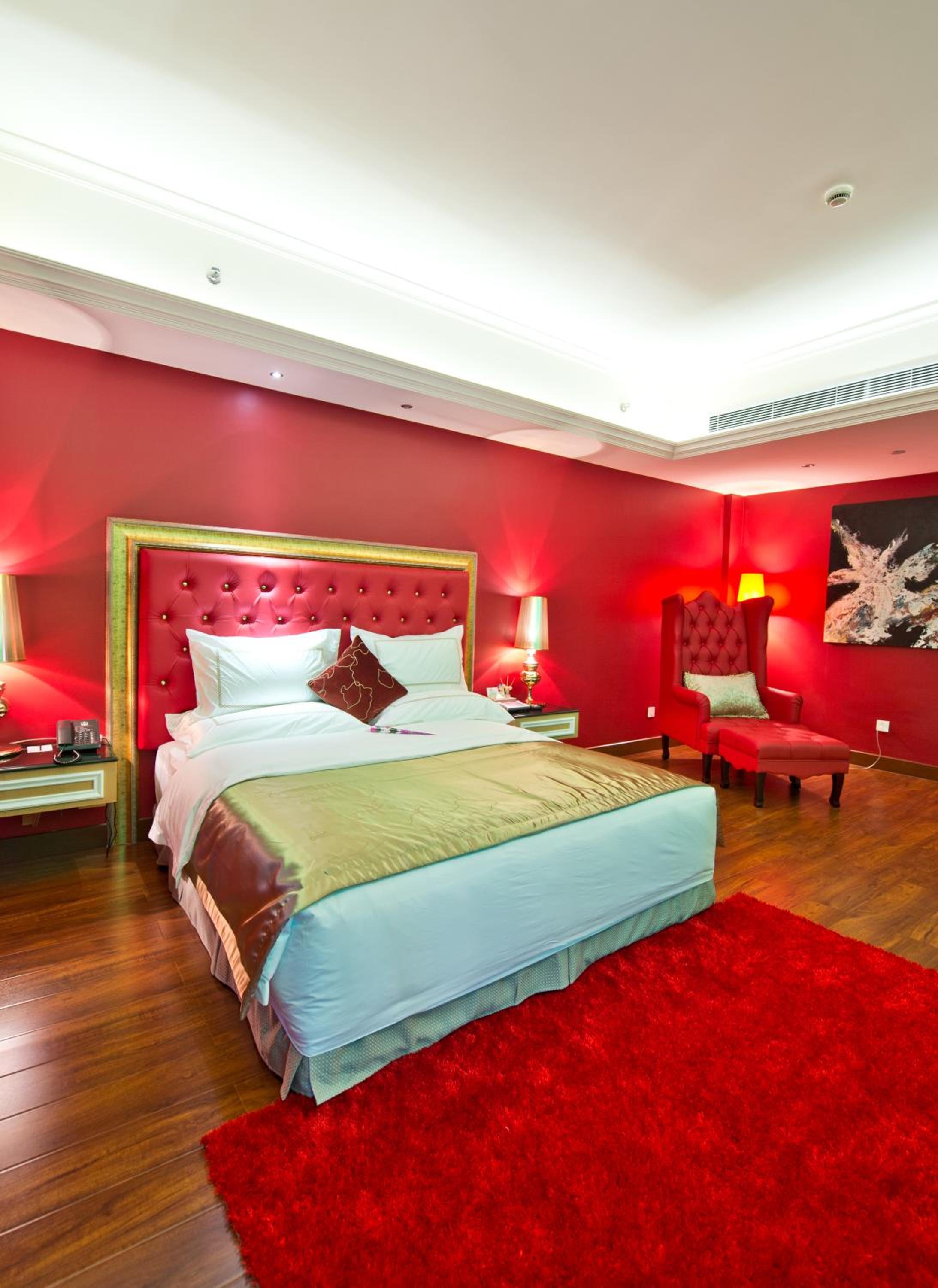 Deluxe Queen Suite