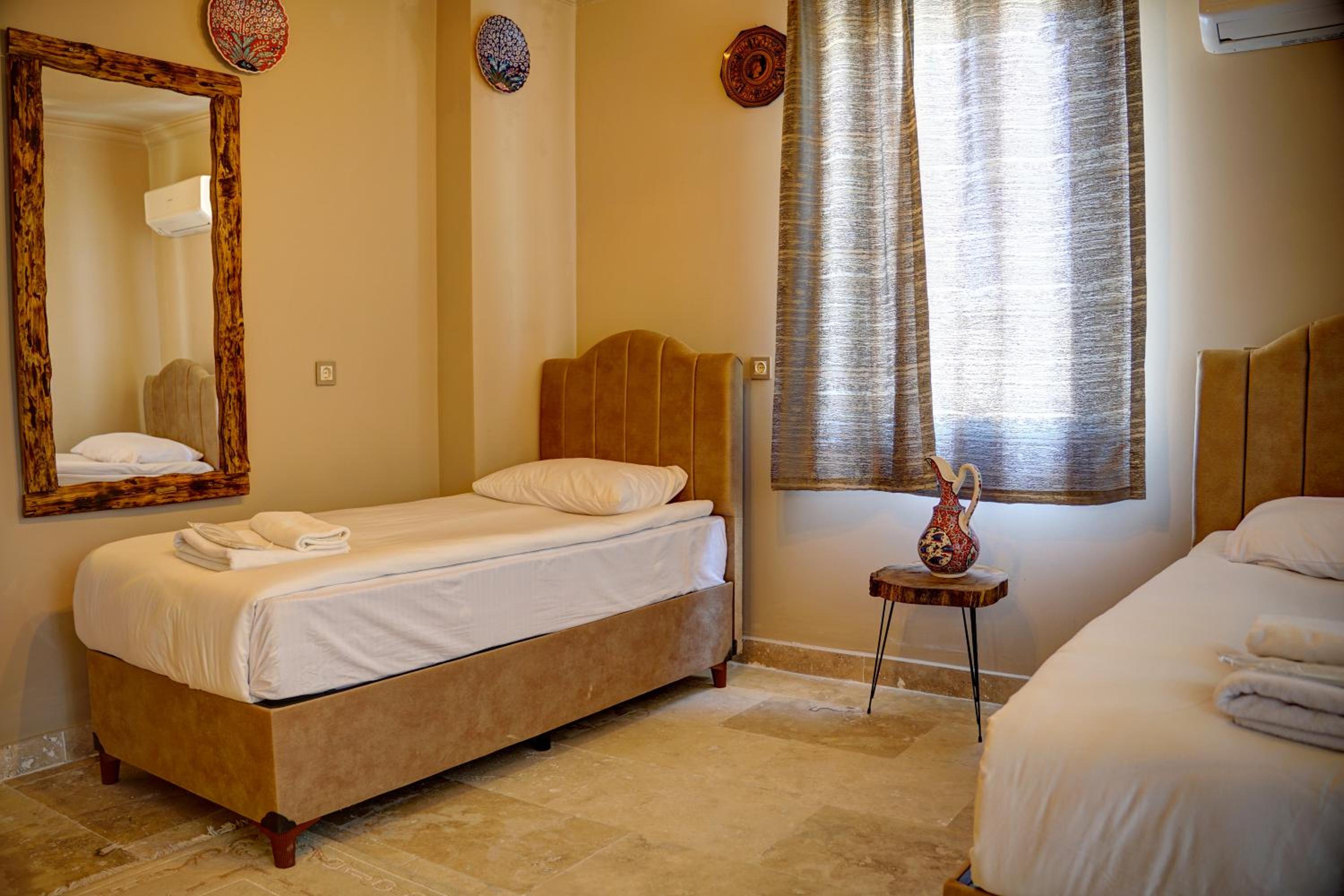 Deluxe Family Suite - Photo 8