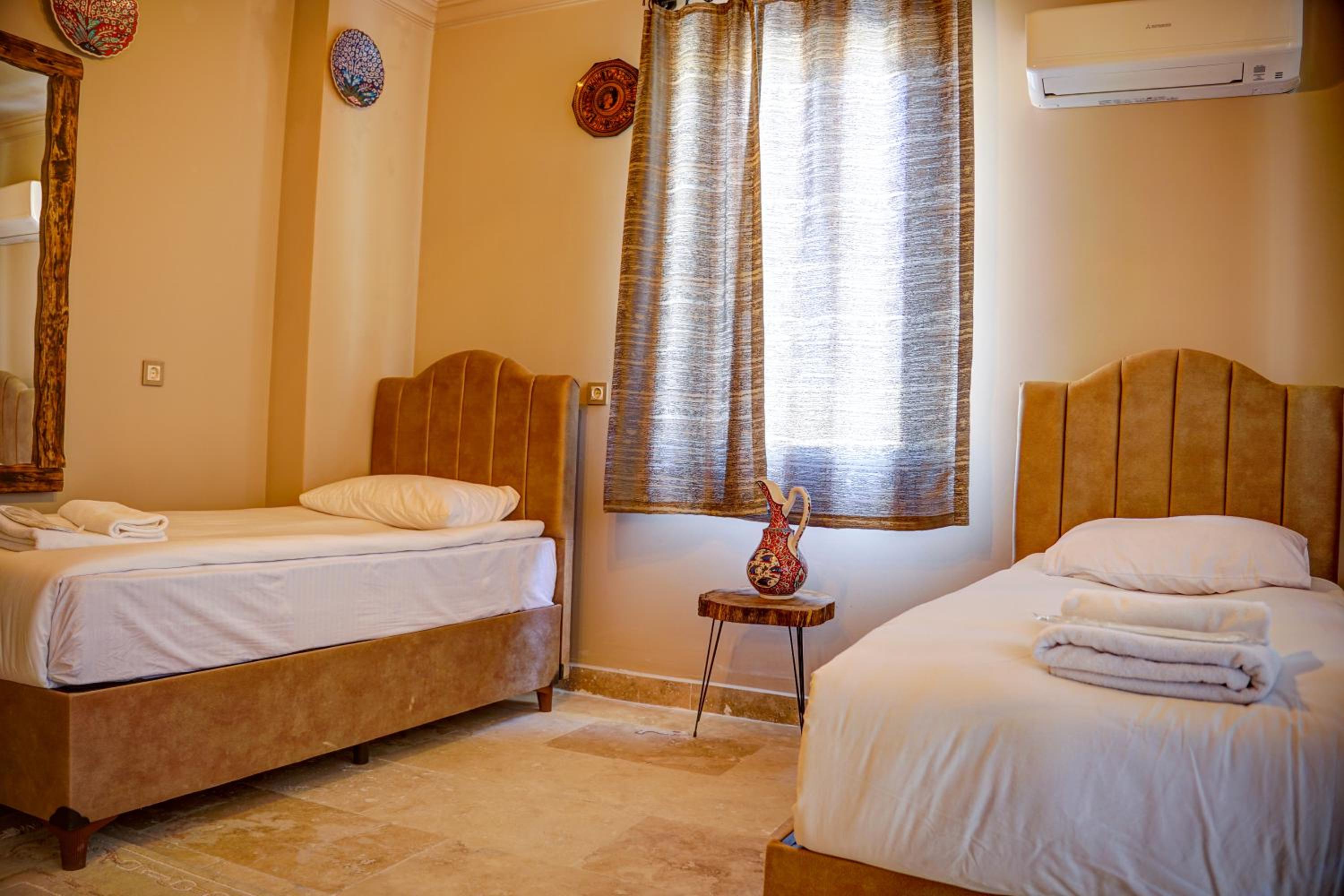 Deluxe Family Suite - Photo 9