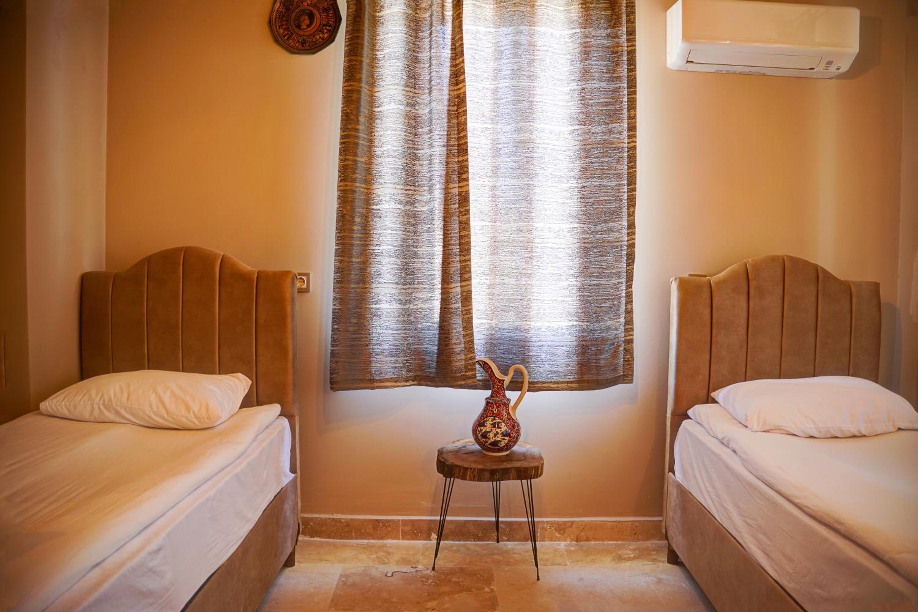 Deluxe Family Suite - Photo 7